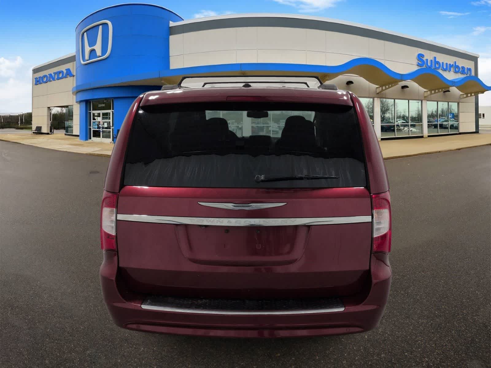 Thumbnail: 2015 Chrysler Town & Country - 7
