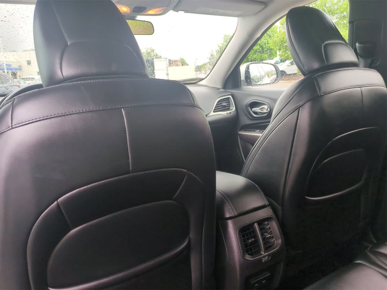 Thumbnail: 2019 Jeep Cherokee - 18