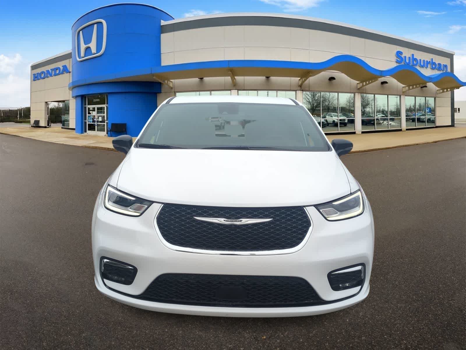 Thumbnail: 2025 Chrysler Pacifica - 3