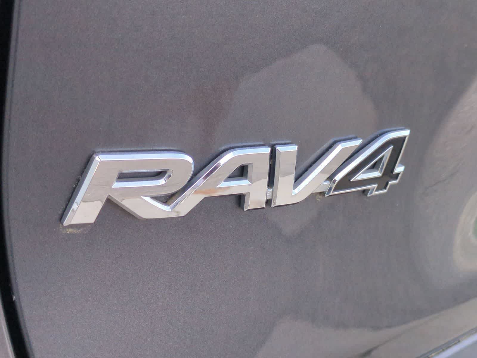2020 Toyota RAV4 XLE - Photo 13