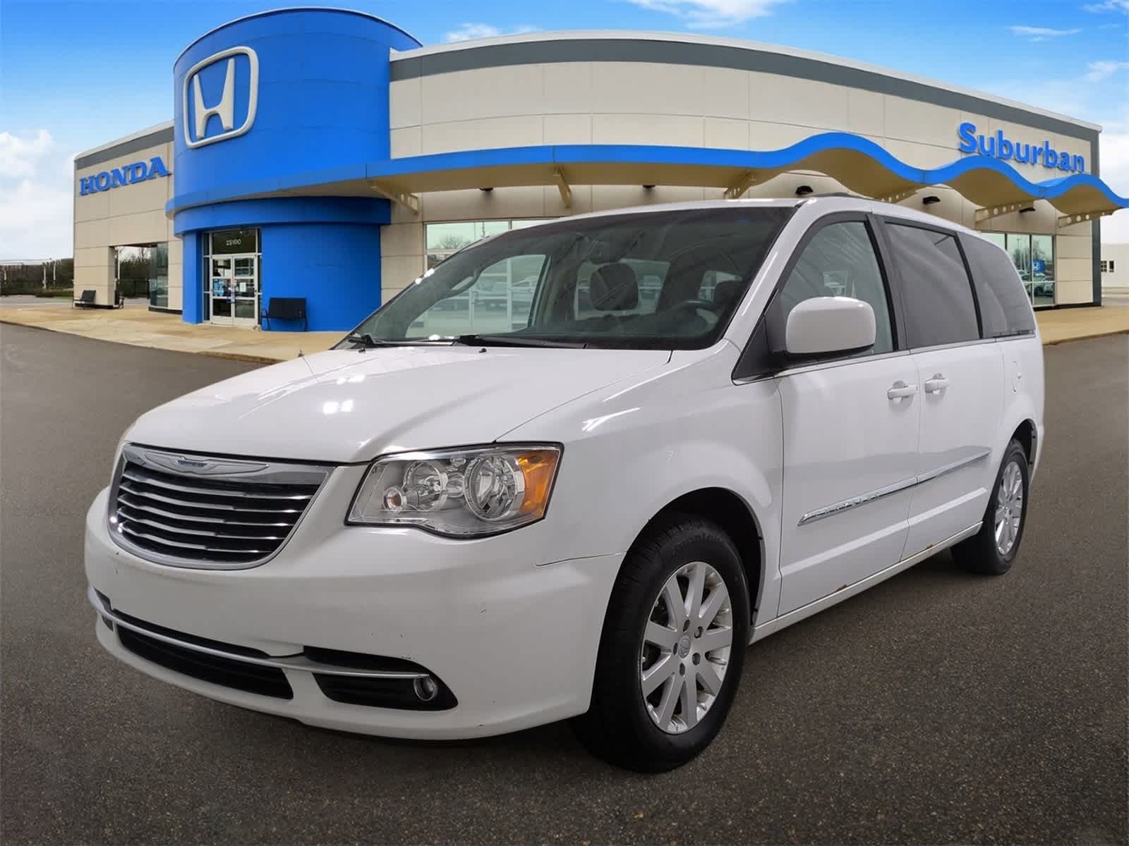 Thumbnail: 2015 Chrysler Town & Country - 4