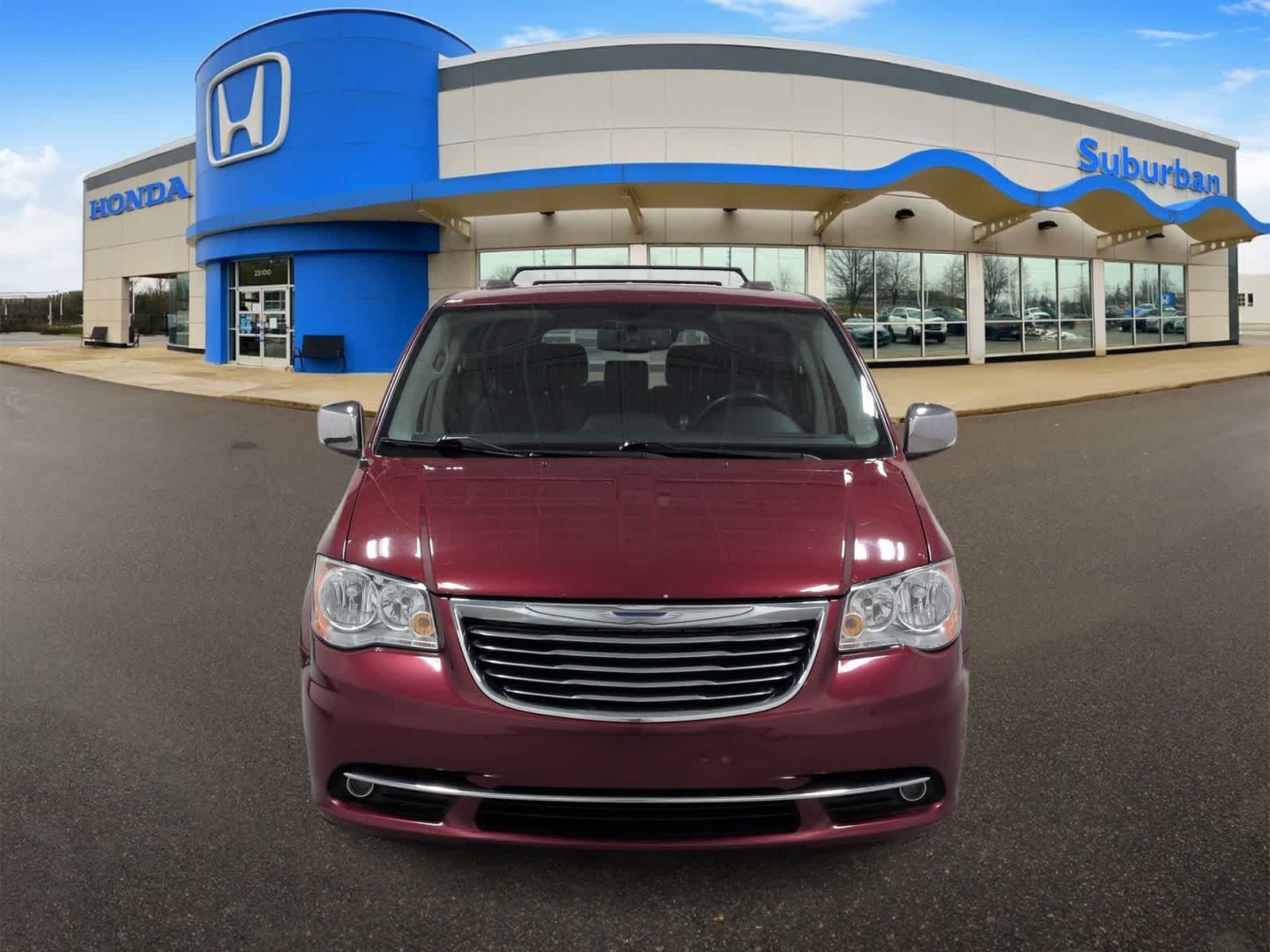 Thumbnail: 2015 Chrysler Town & Country - 3