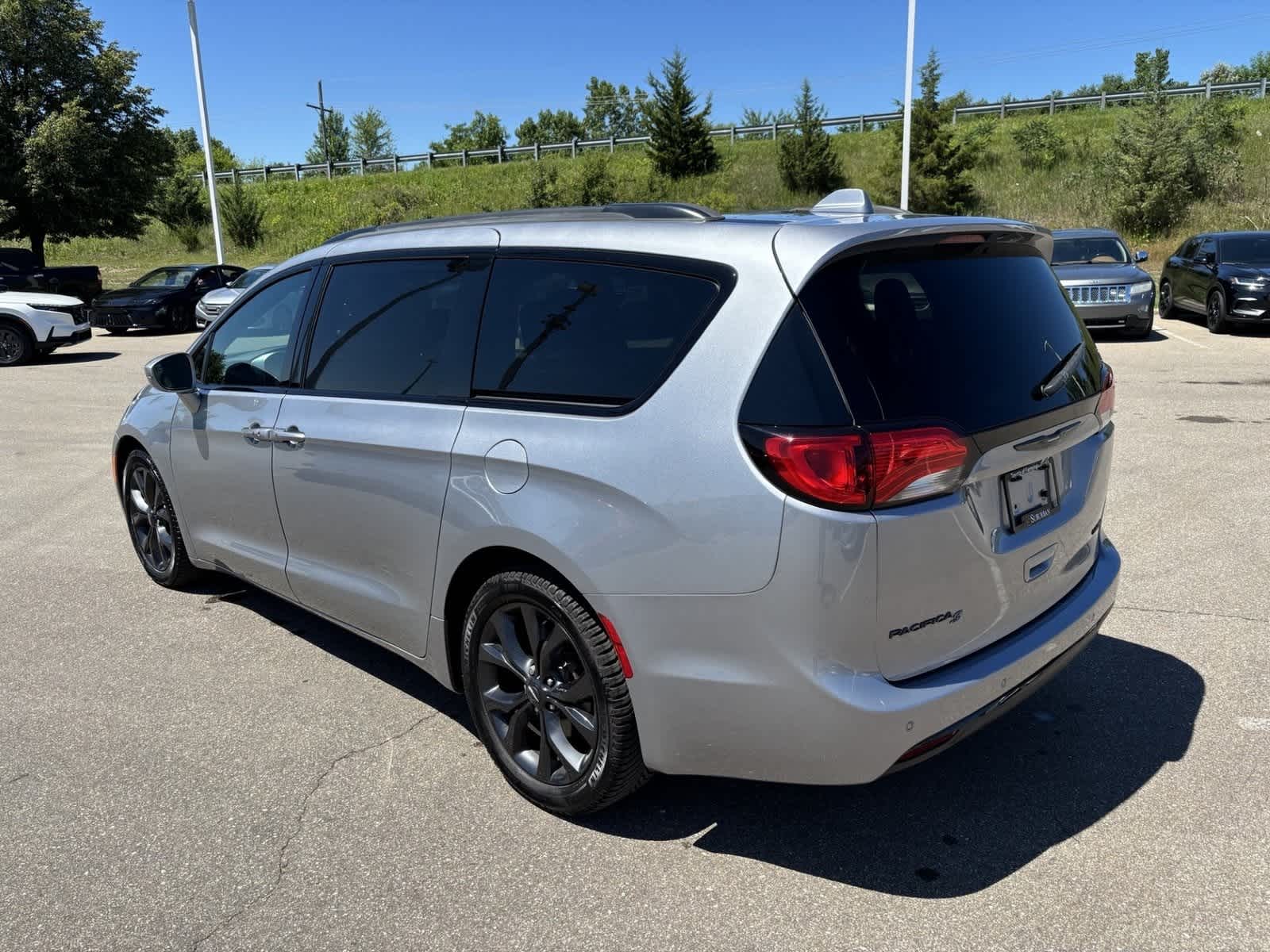 Thumbnail: 2018 Chrysler Pacifica - 3