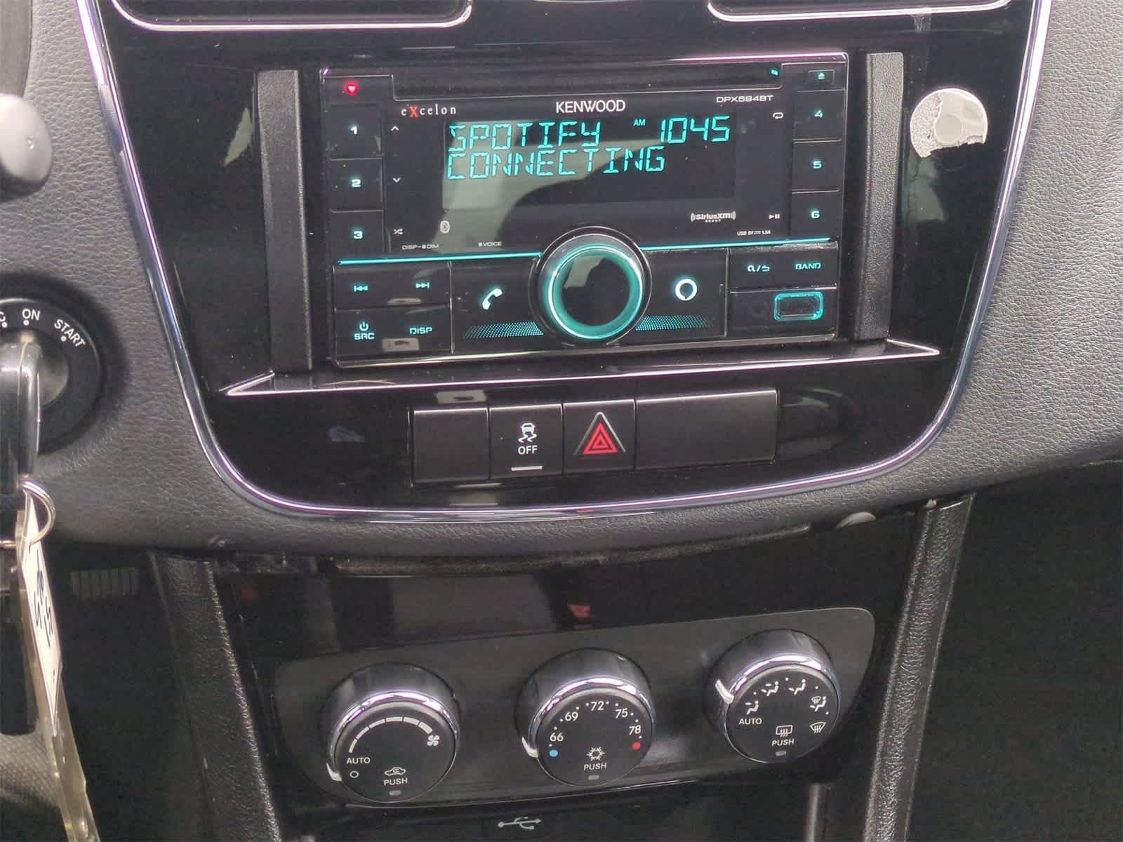 2013 Chrysler 200 Touring 27