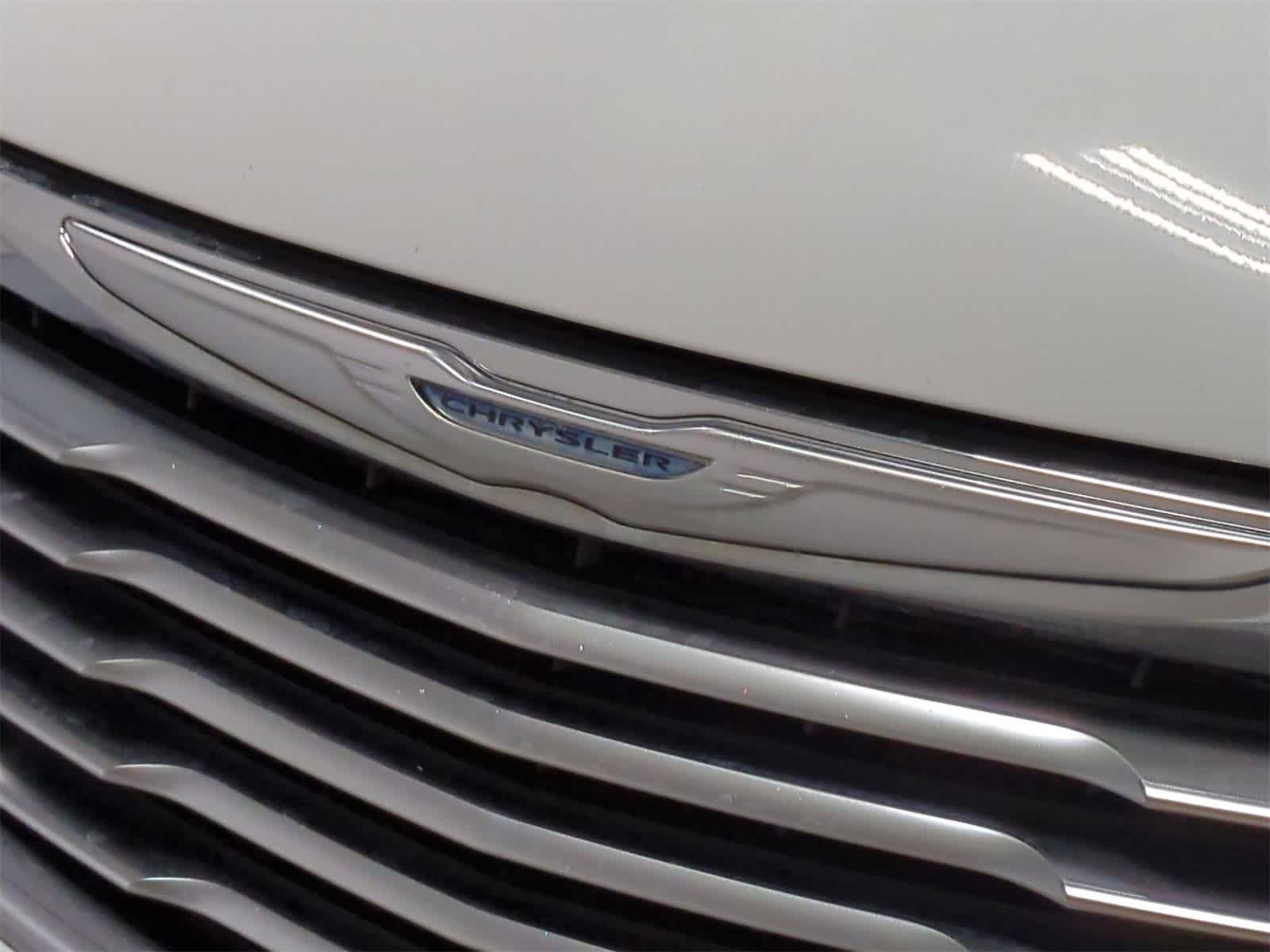 Thumbnail: 2015 Chrysler Town & Country - 12