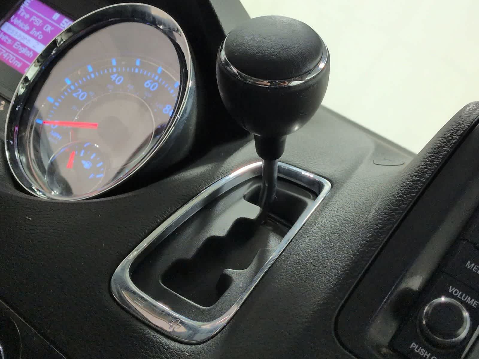 Thumbnail: 2015 Chrysler Town & Country - 31