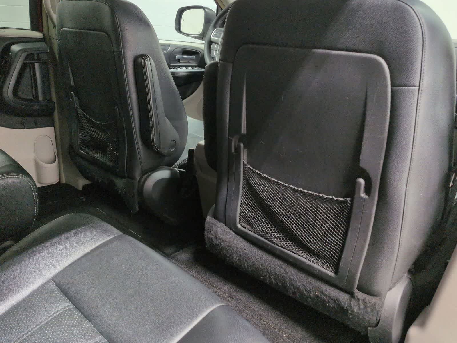 Thumbnail: 2015 Chrysler Town & Country - 19