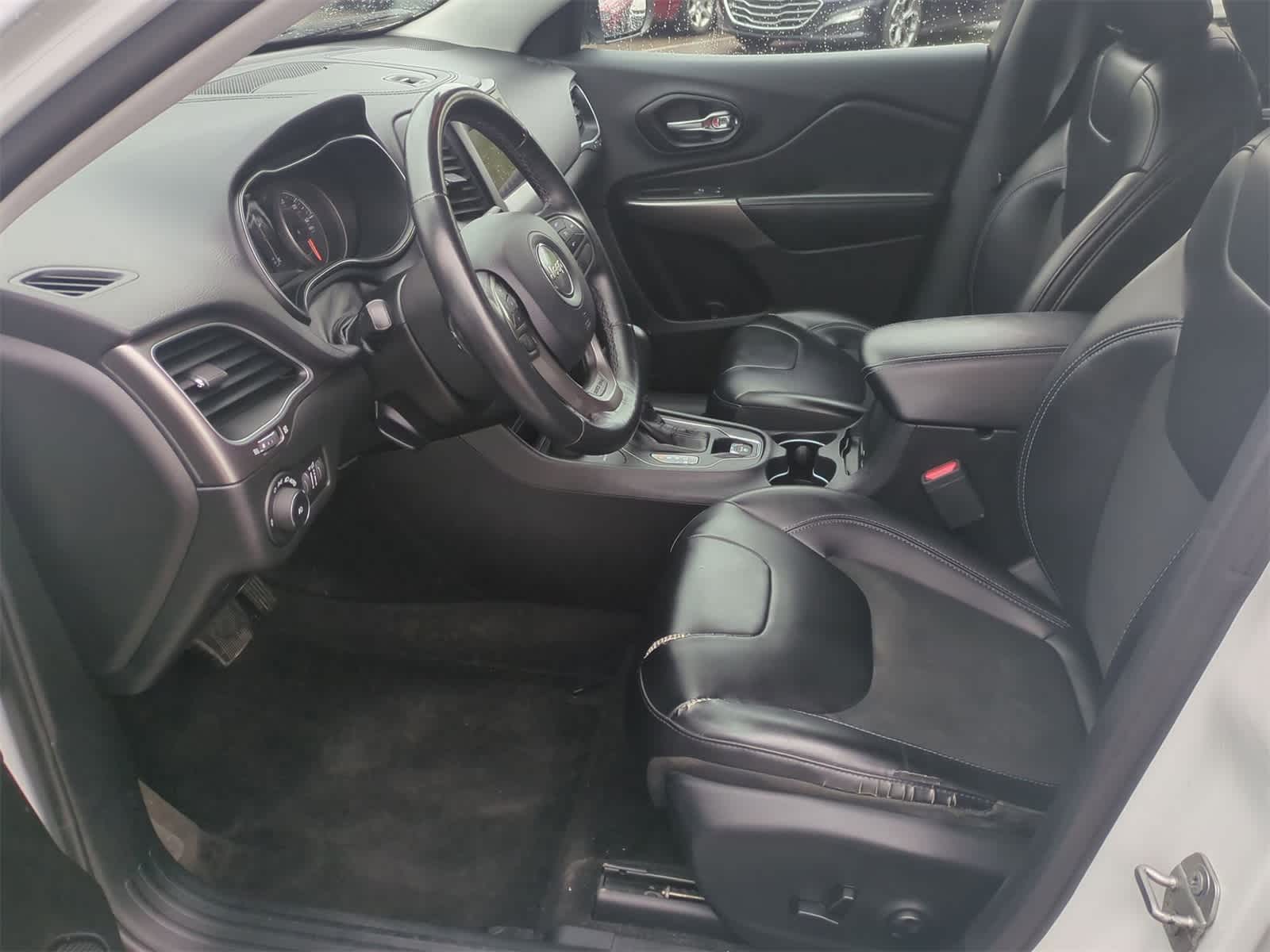 Thumbnail: 2019 Jeep Cherokee - 16