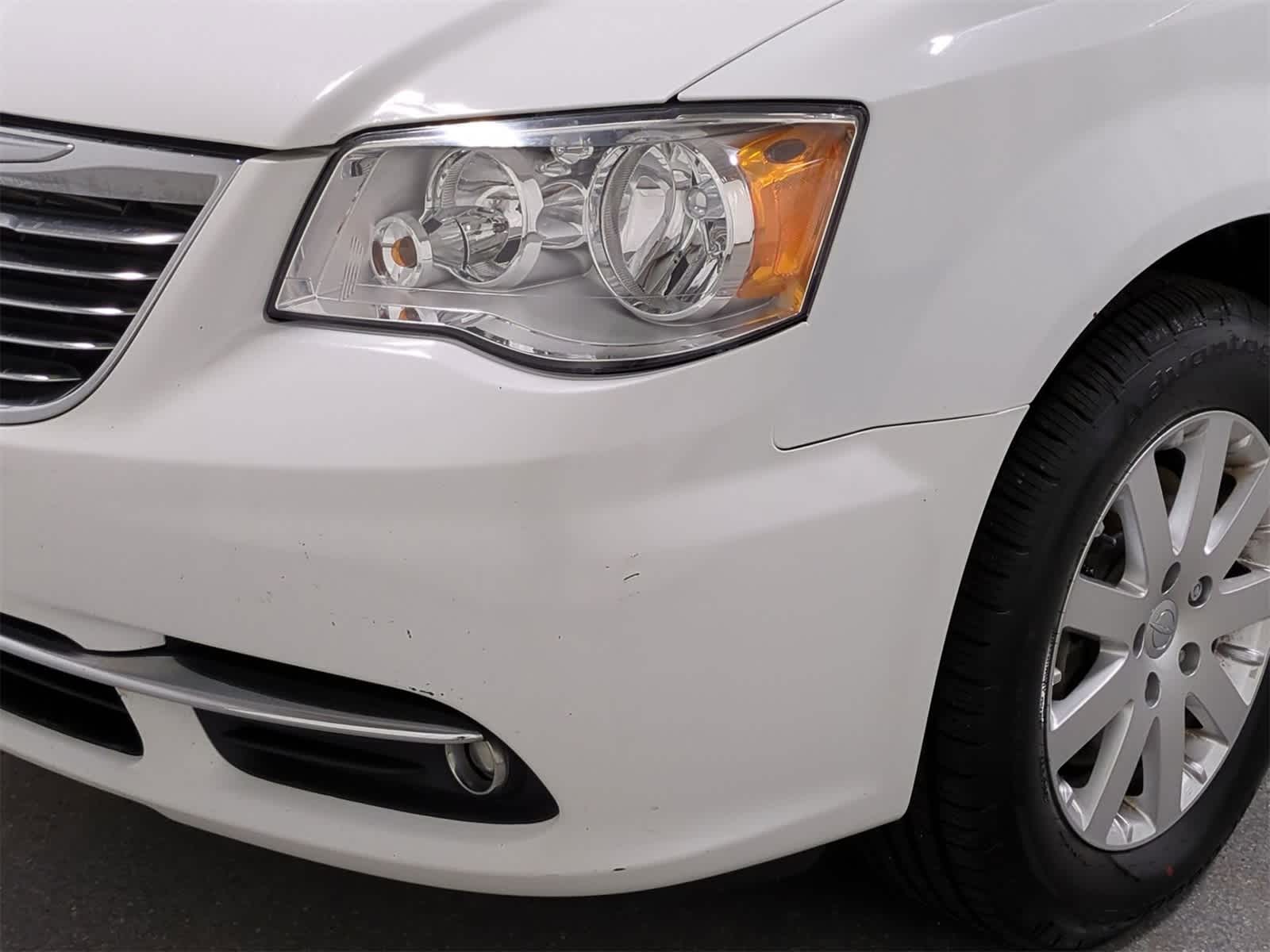 Thumbnail: 2015 Chrysler Town & Country - 11