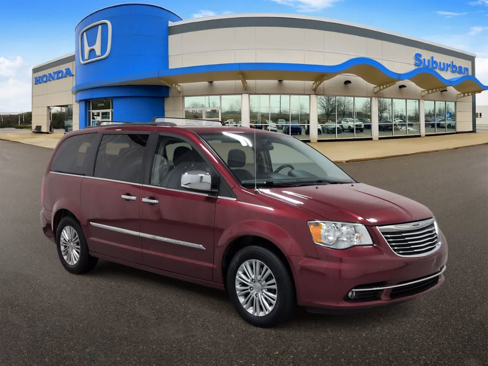 Thumbnail: 2015 Chrysler Town & Country - 2