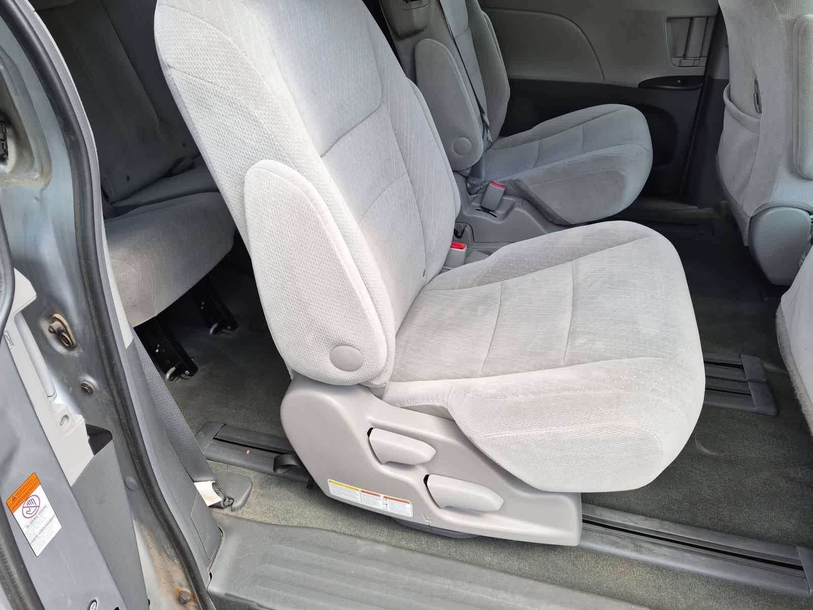 Thumbnail: 2016 Toyota Sienna - 27
