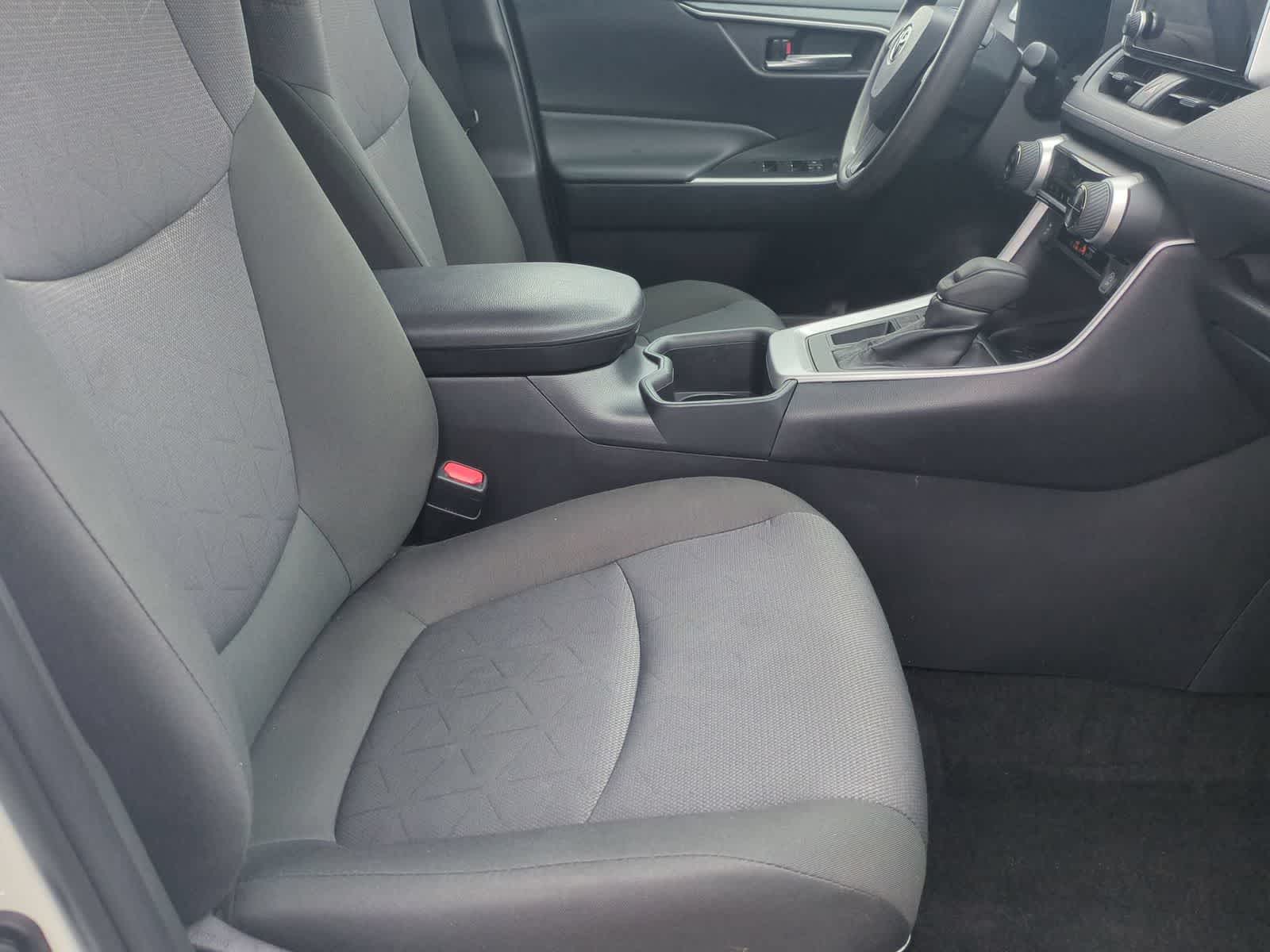 2025 Toyota RAV4 XLE - Photo 21