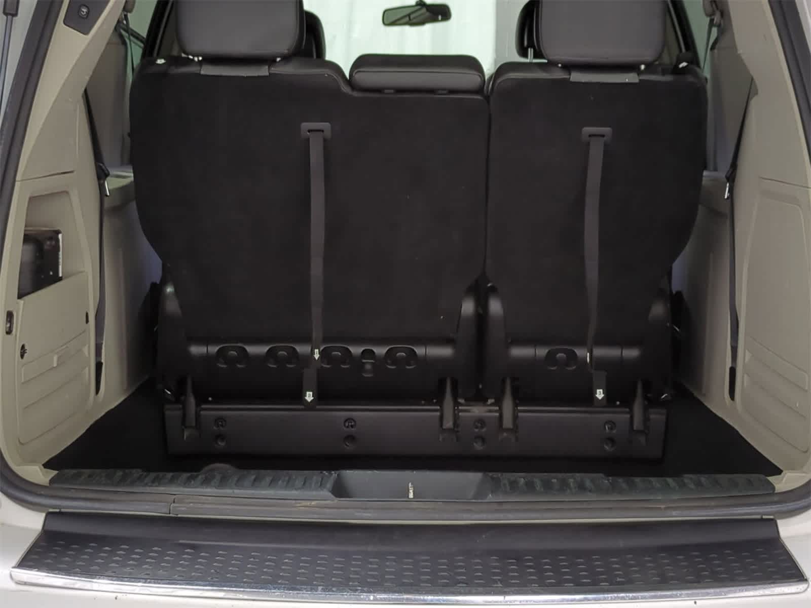 Thumbnail: 2015 Chrysler Town & Country - 31