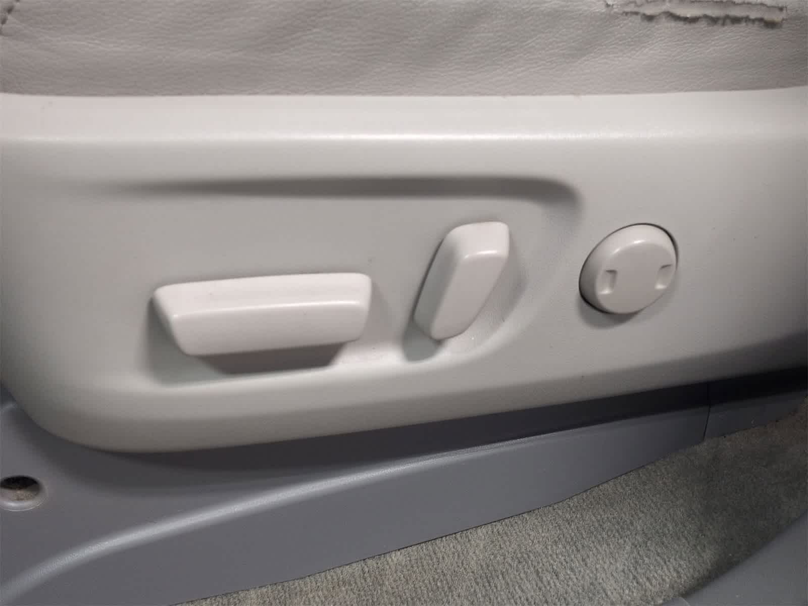 Thumbnail: 2013 Toyota Sienna - 18