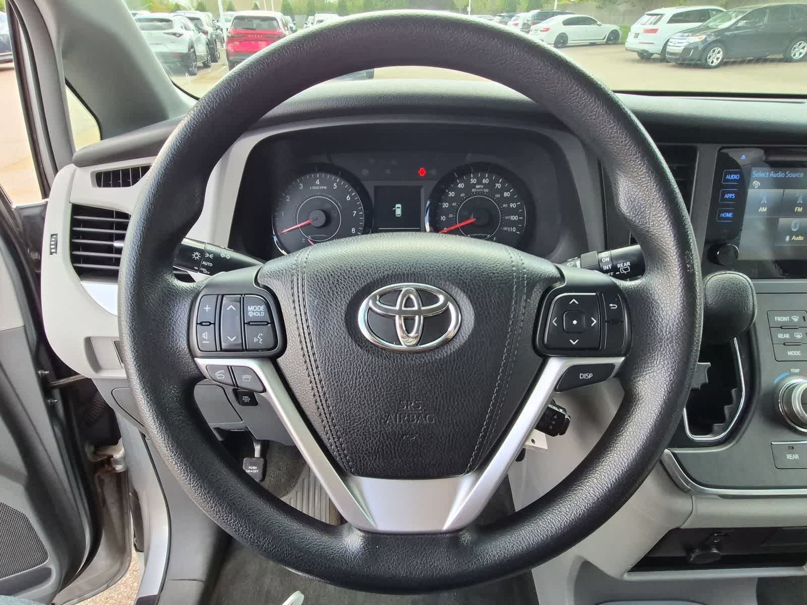 Thumbnail: 2016 Toyota Sienna - 29