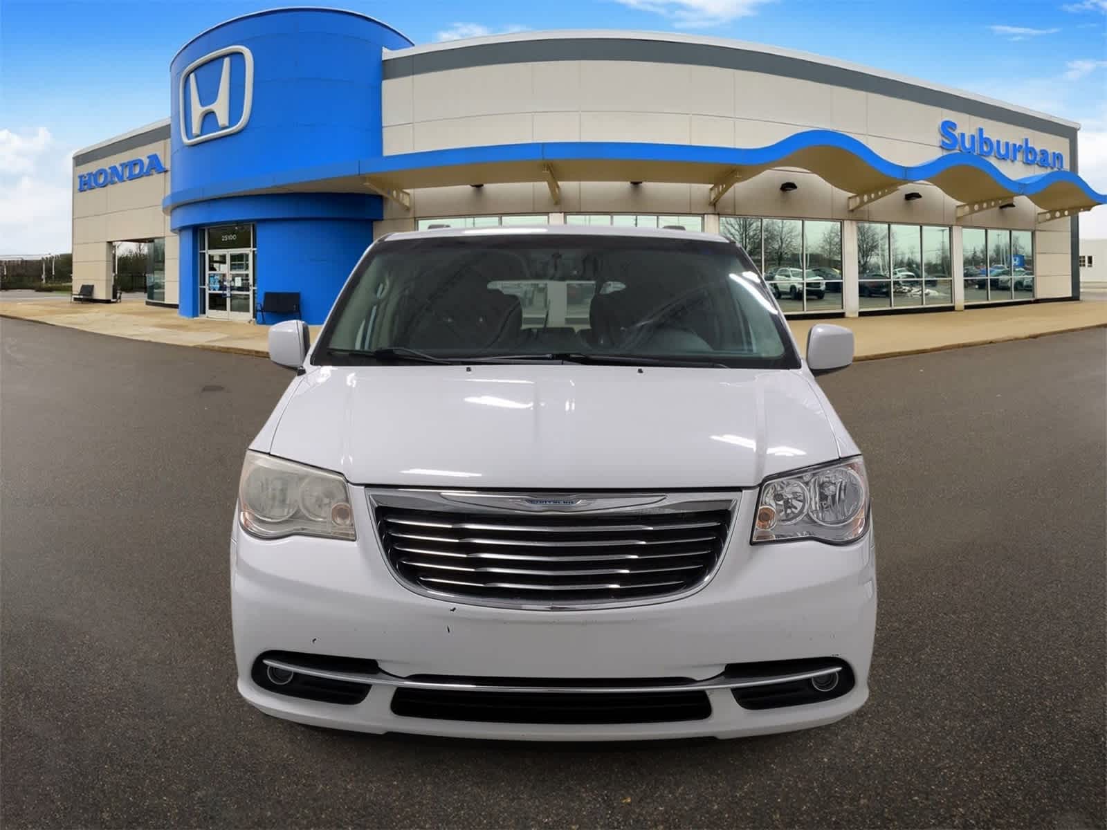 Thumbnail: 2015 Chrysler Town & Country - 3