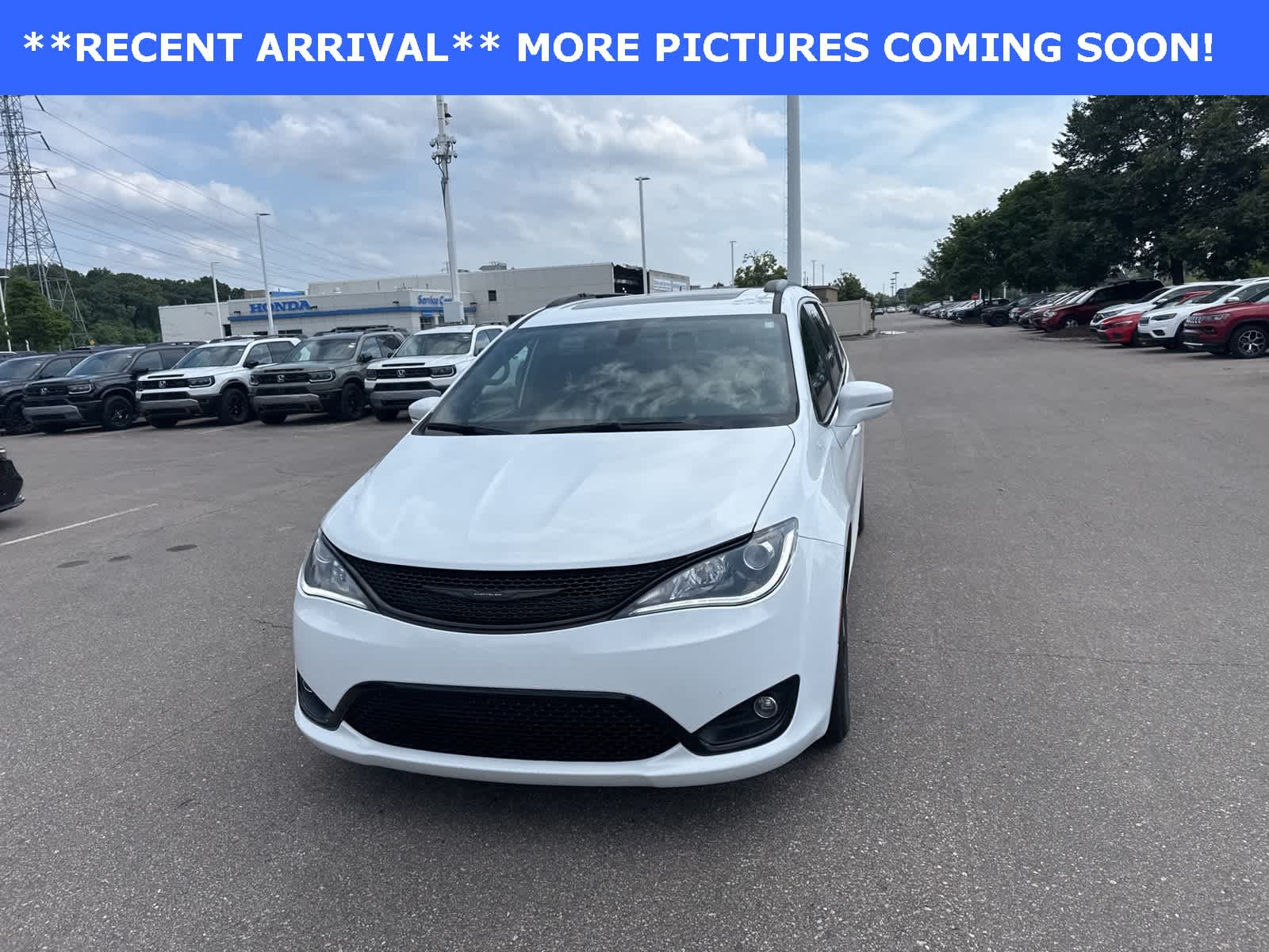Used 2019 Chrysler Pacifica Limited with VIN 2C4RC1GG2KR667409 for sale in Farmington, MI