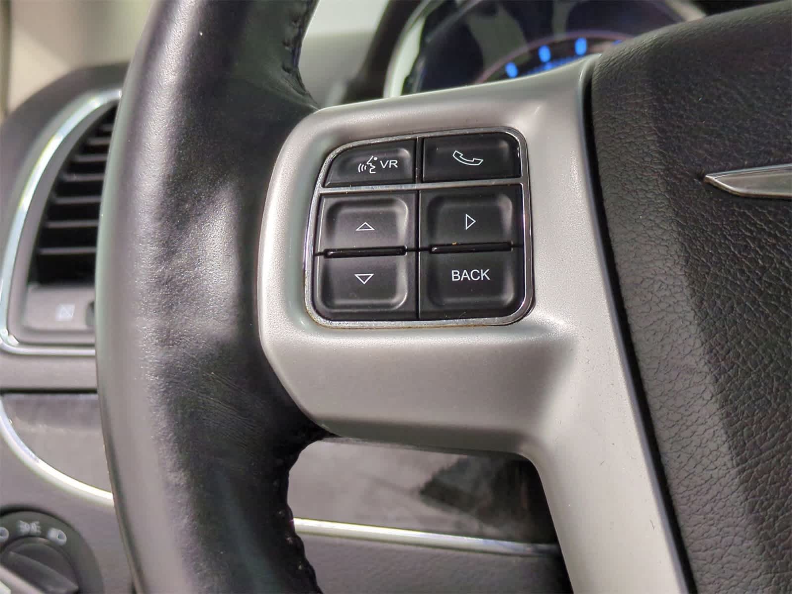 Thumbnail: 2015 Chrysler Town & Country - 23