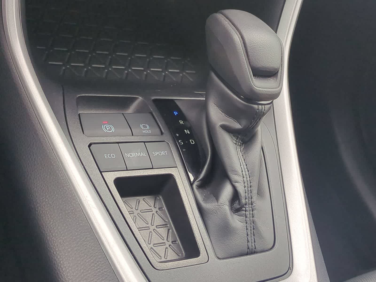 2025 Toyota RAV4 XLE - Photo 30