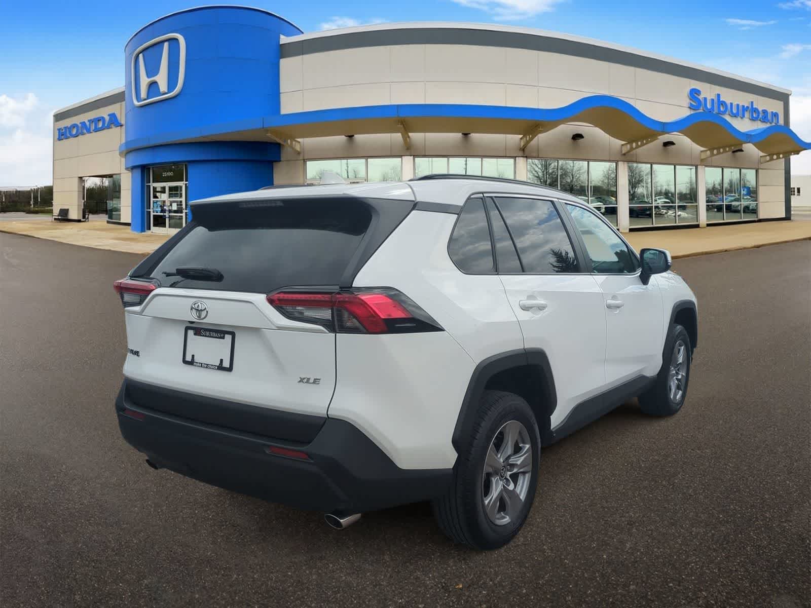 2025 Toyota RAV4 XLE - Photo 8