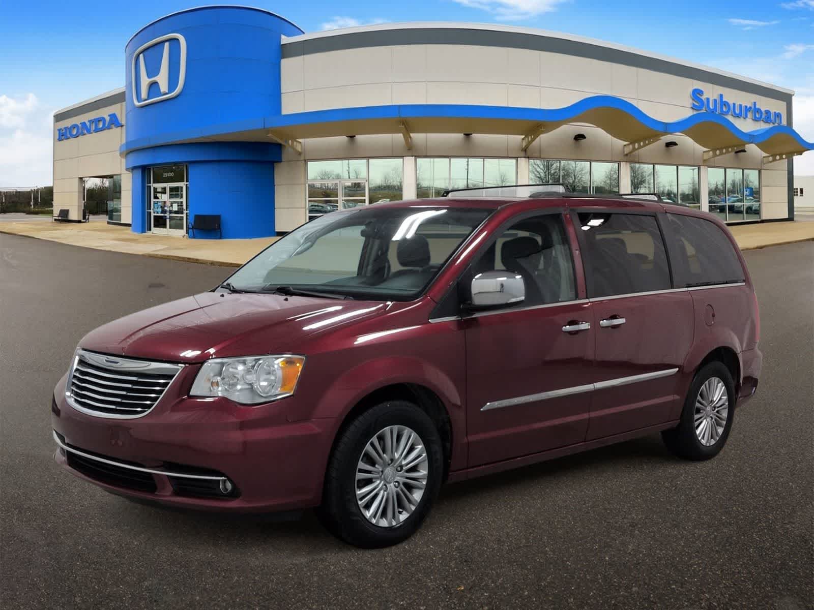 Thumbnail: 2015 Chrysler Town & Country - 4