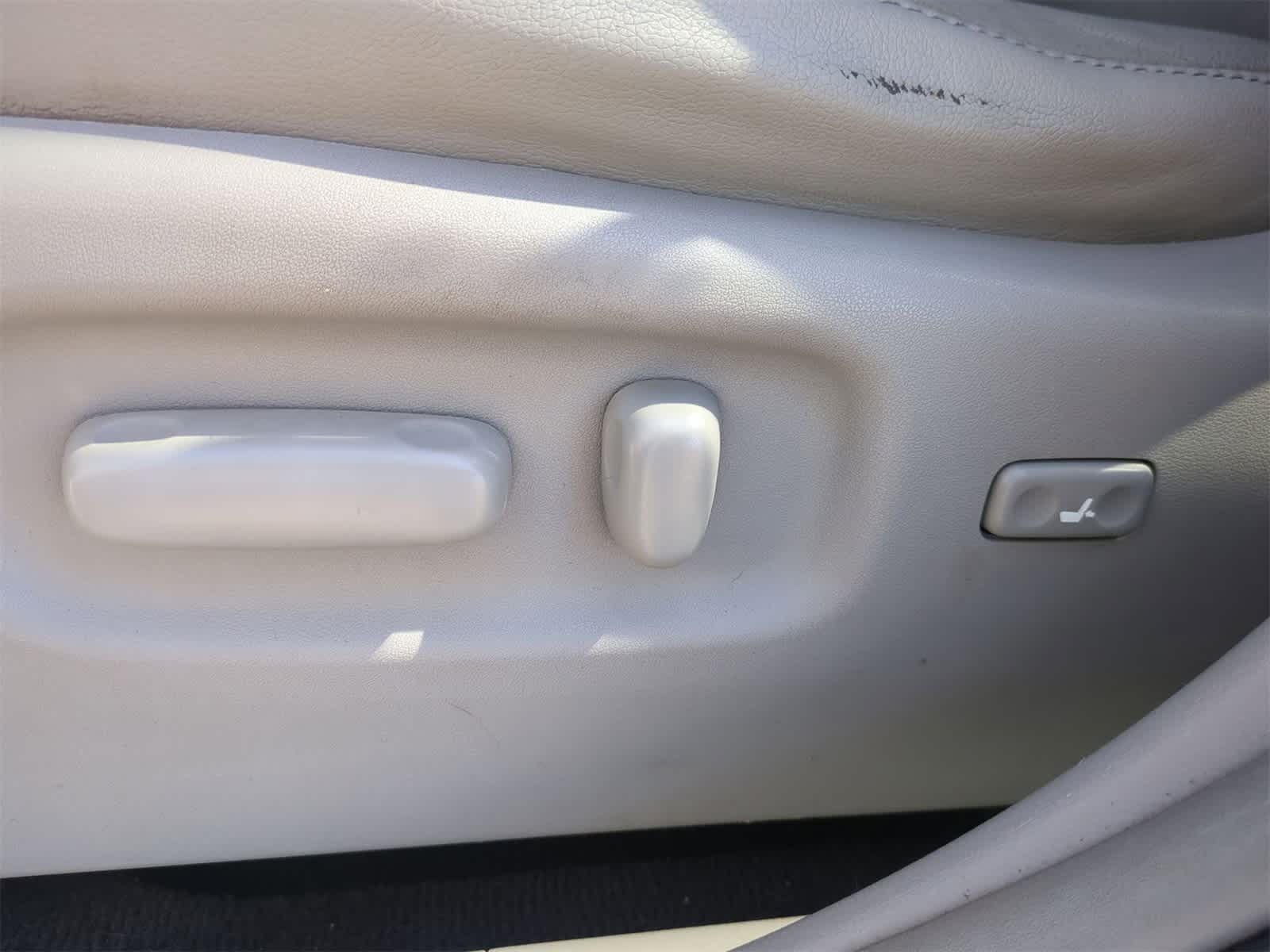 2012 Toyota Highlander SE 17