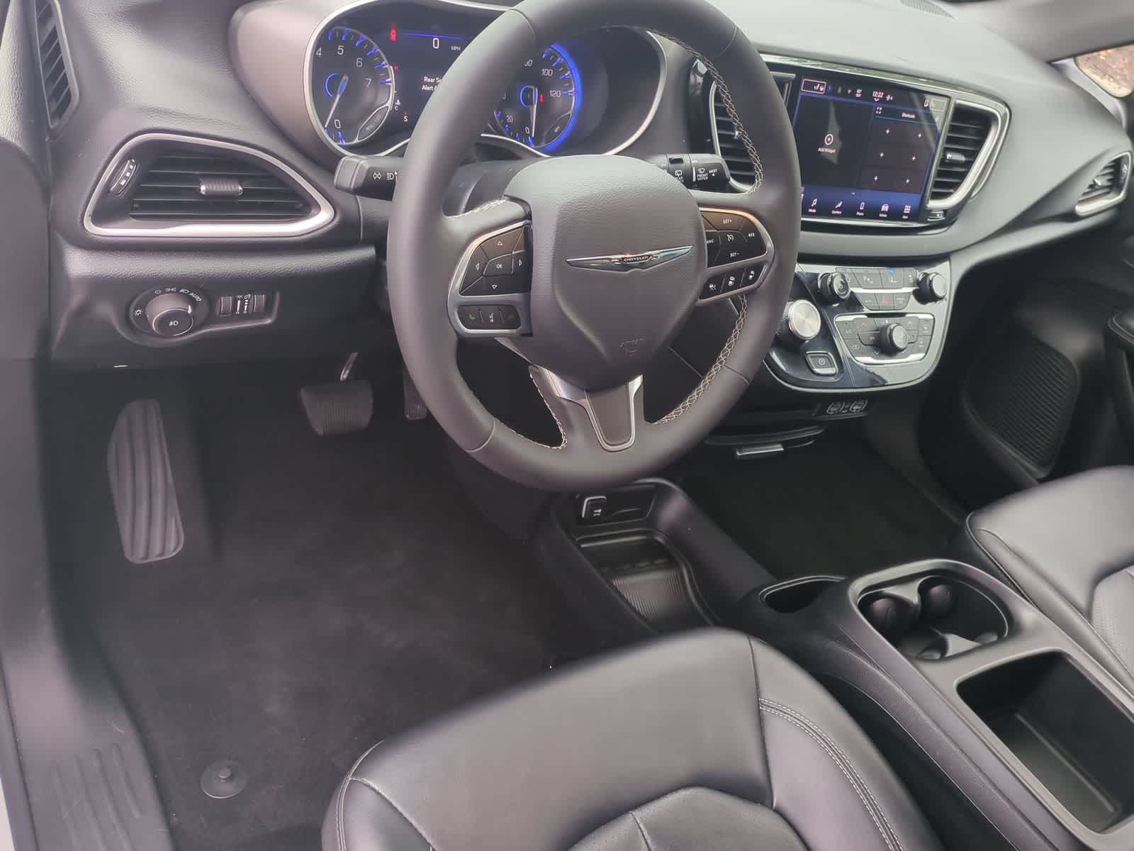 Thumbnail: 2025 Chrysler Pacifica - 10