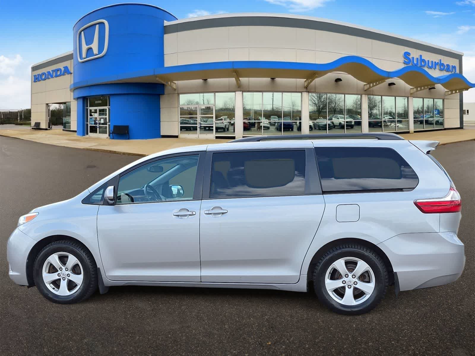Thumbnail: 2016 Toyota Sienna - 5
