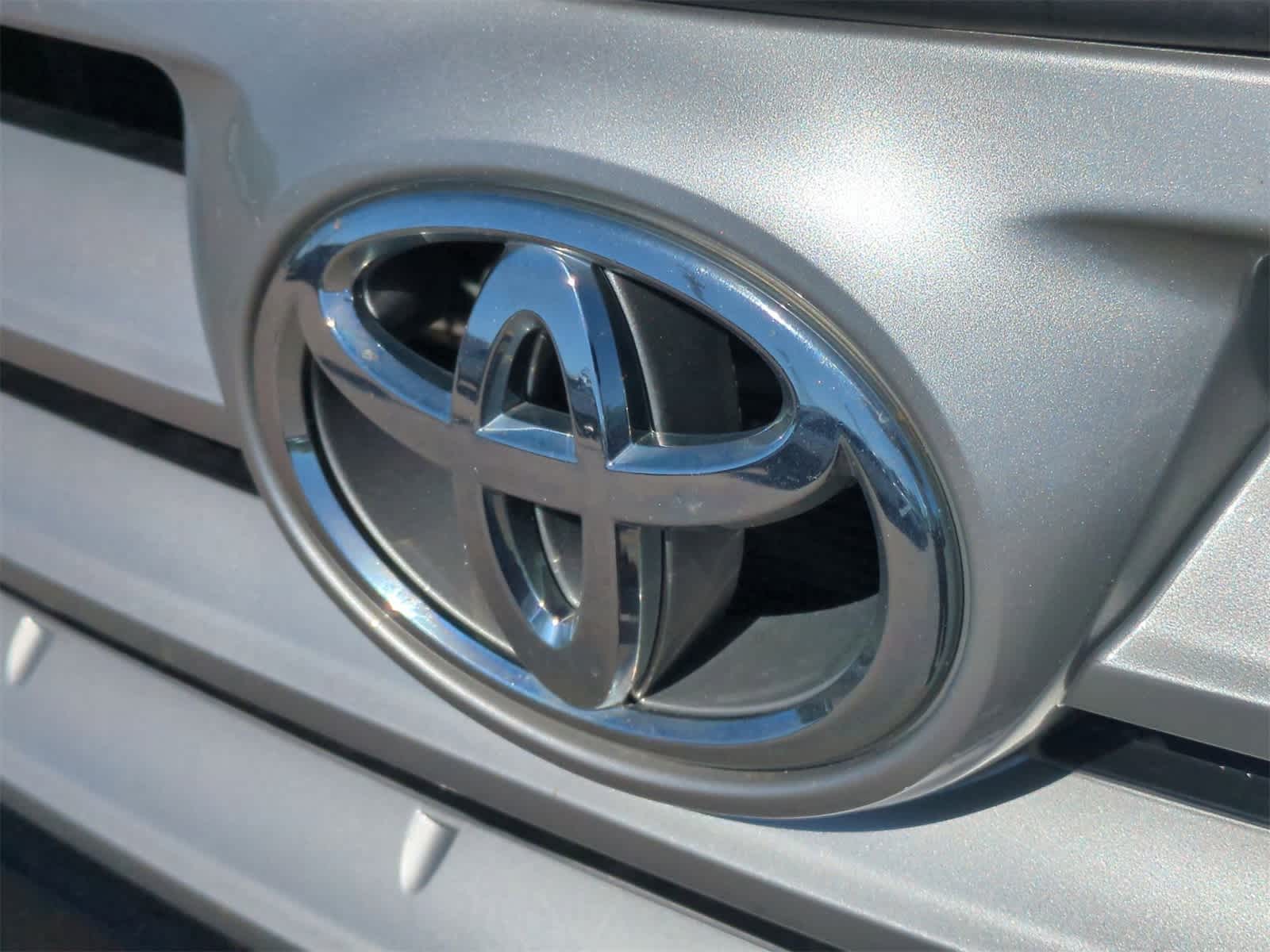 2012 Toyota Highlander SE 12