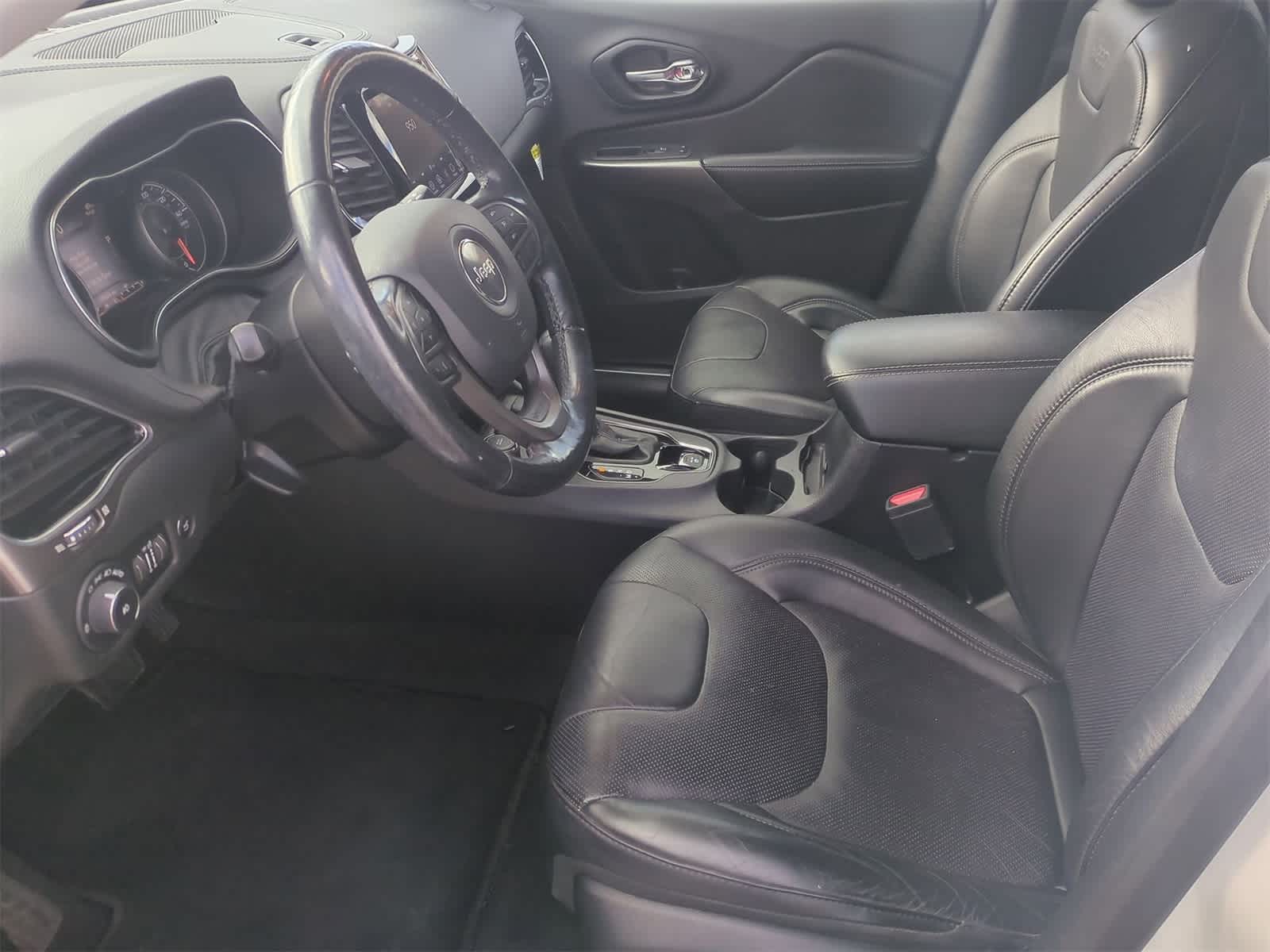 Thumbnail: 2020 Jeep Cherokee - 17