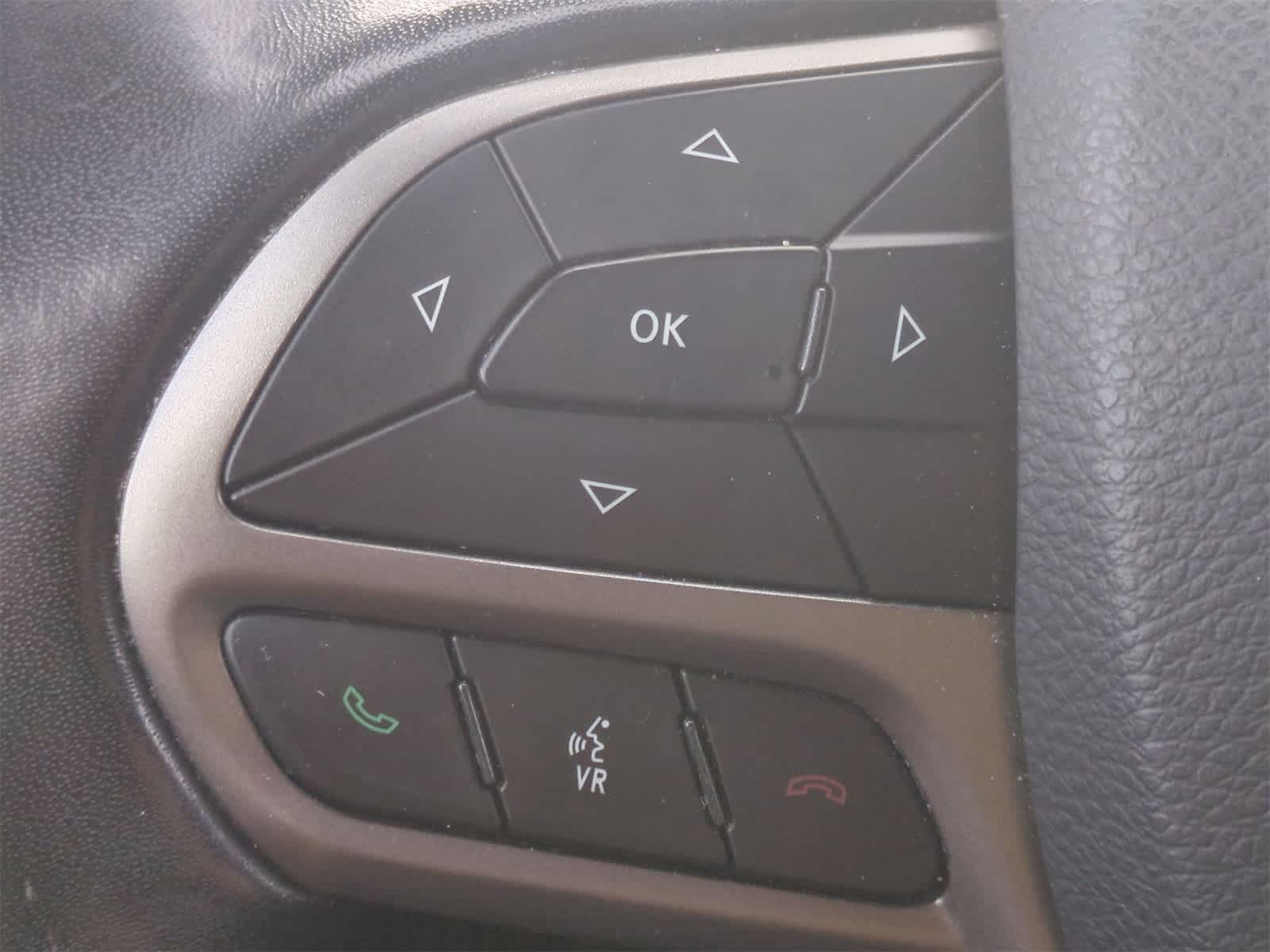 Thumbnail: 2020 Jeep Cherokee - 23