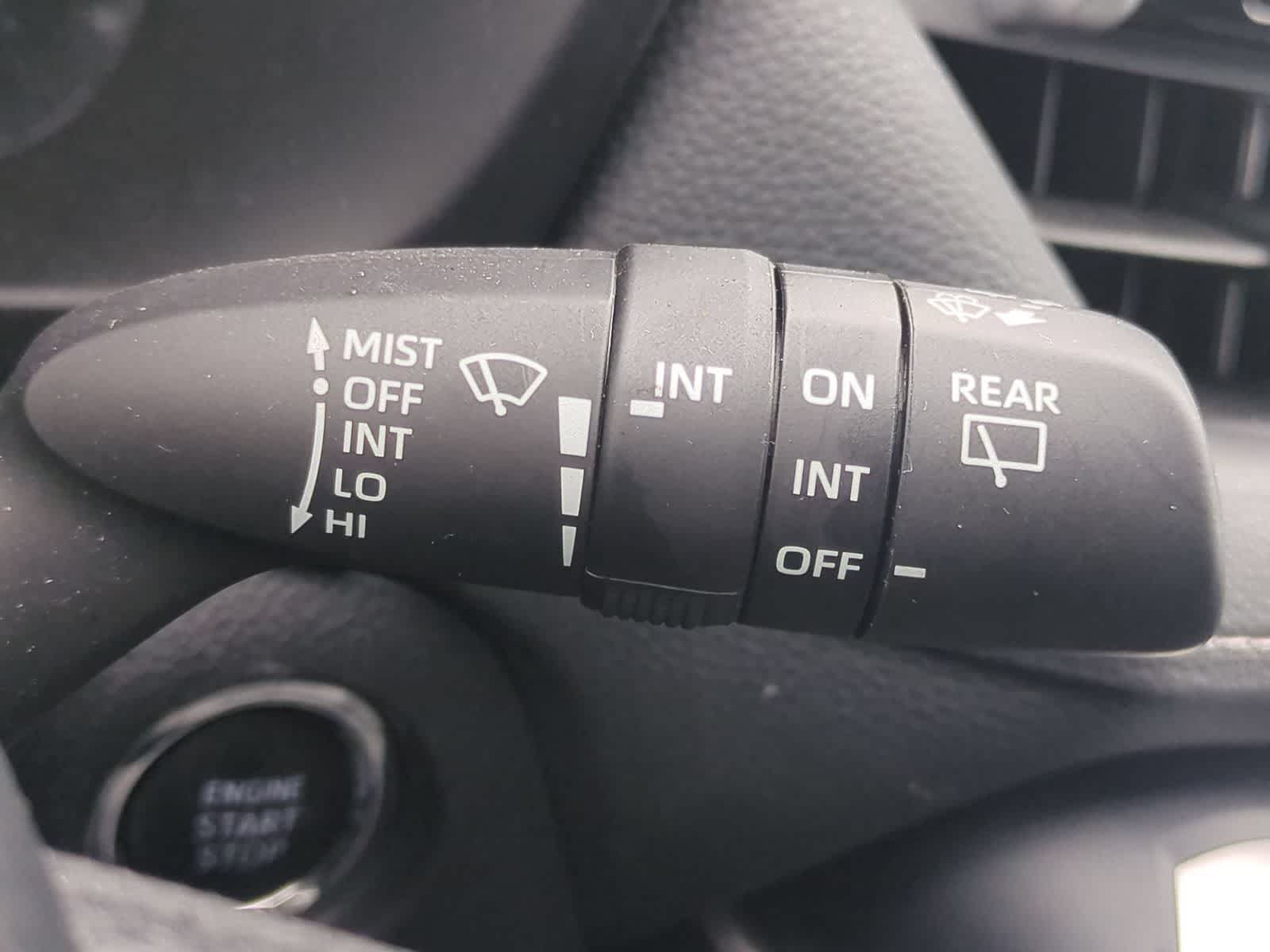 2025 Toyota RAV4 XLE - Photo 25
