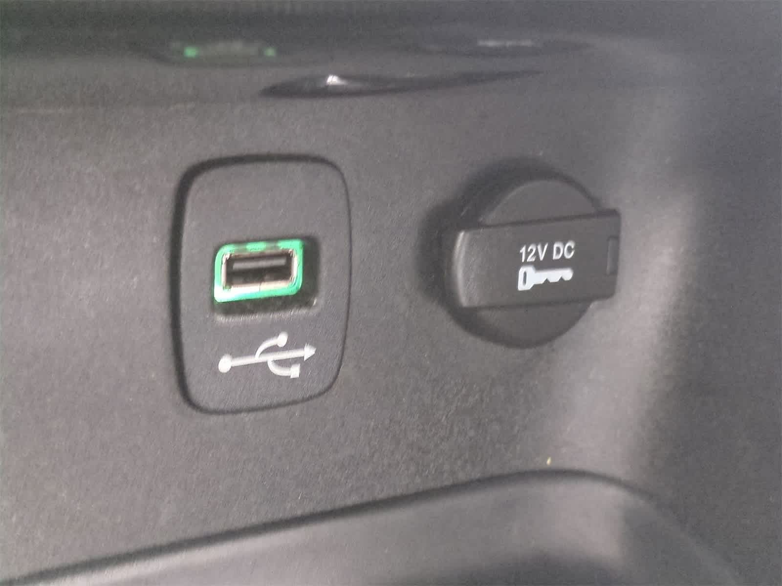 2013 Chrysler 200 Touring 28