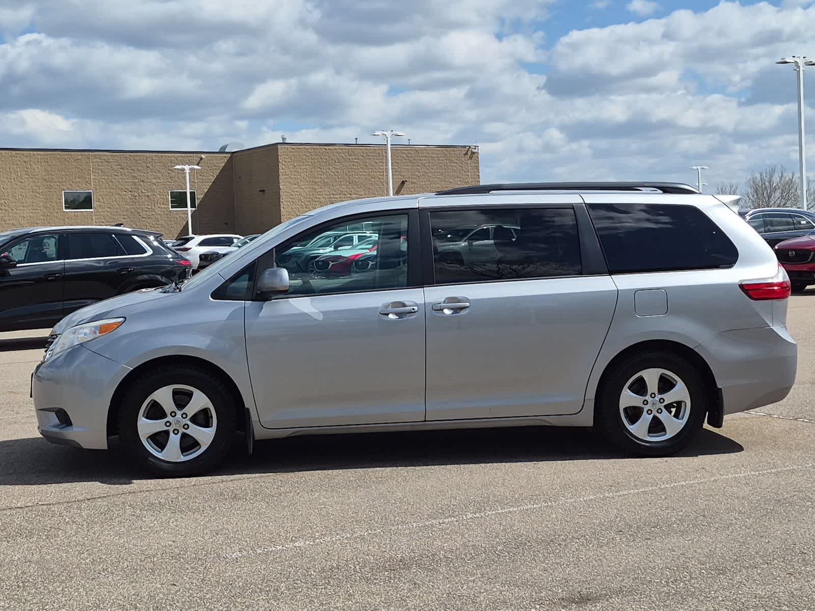 Thumbnail: 2016 Toyota Sienna - 11