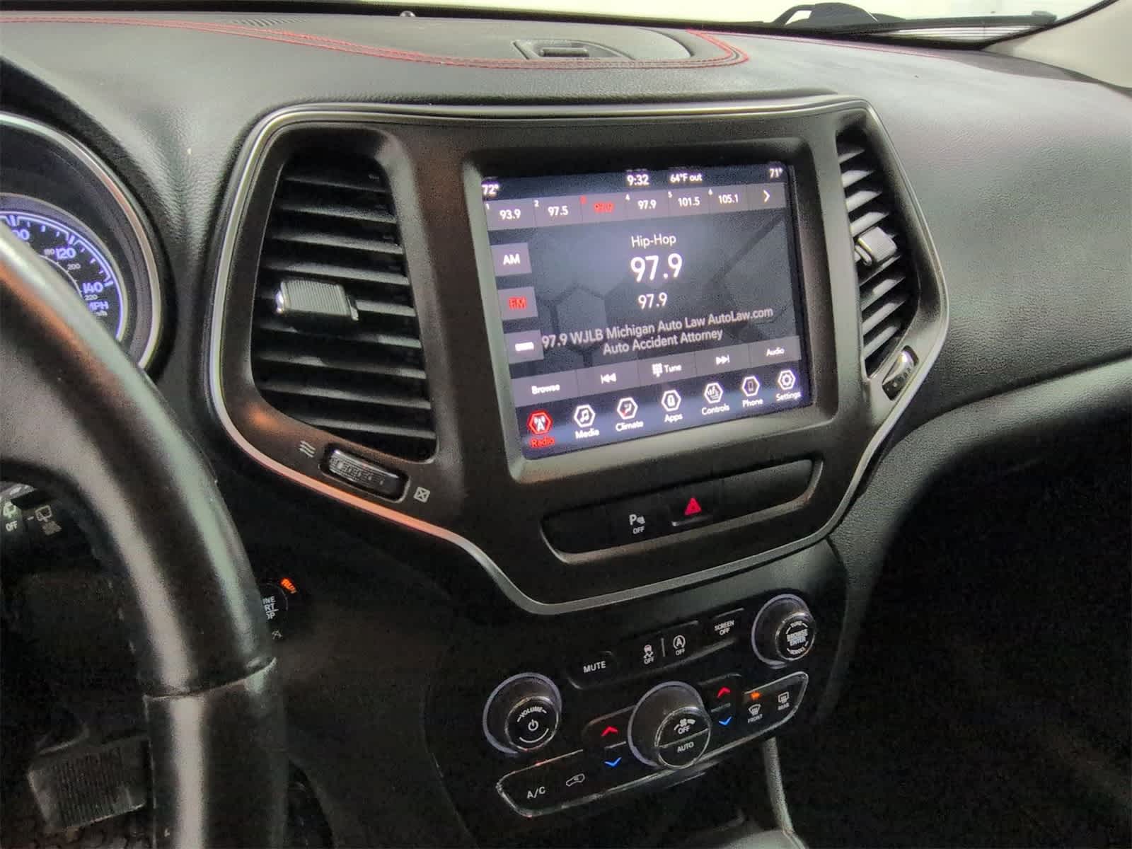 Thumbnail: 2019 Jeep Cherokee - 28