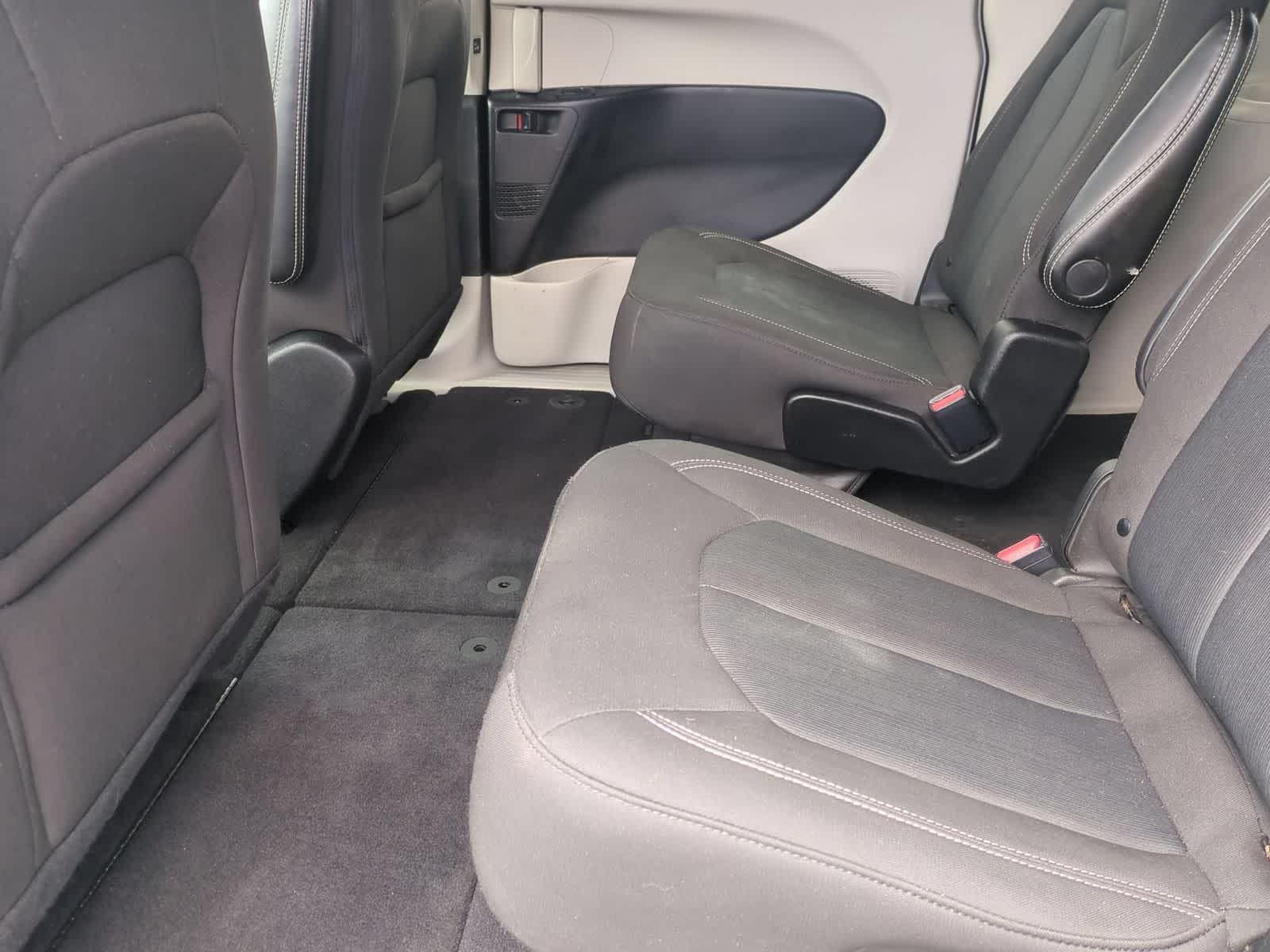 2022 Chrysler Voyager LX - Photo 18