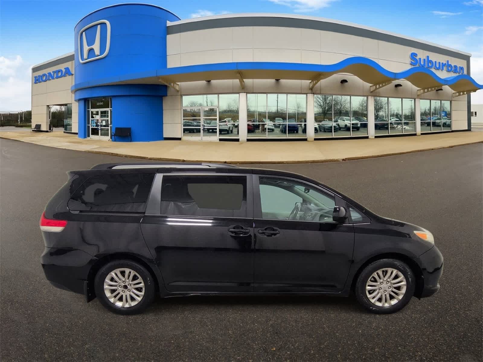 Thumbnail: 2013 Toyota Sienna - 9