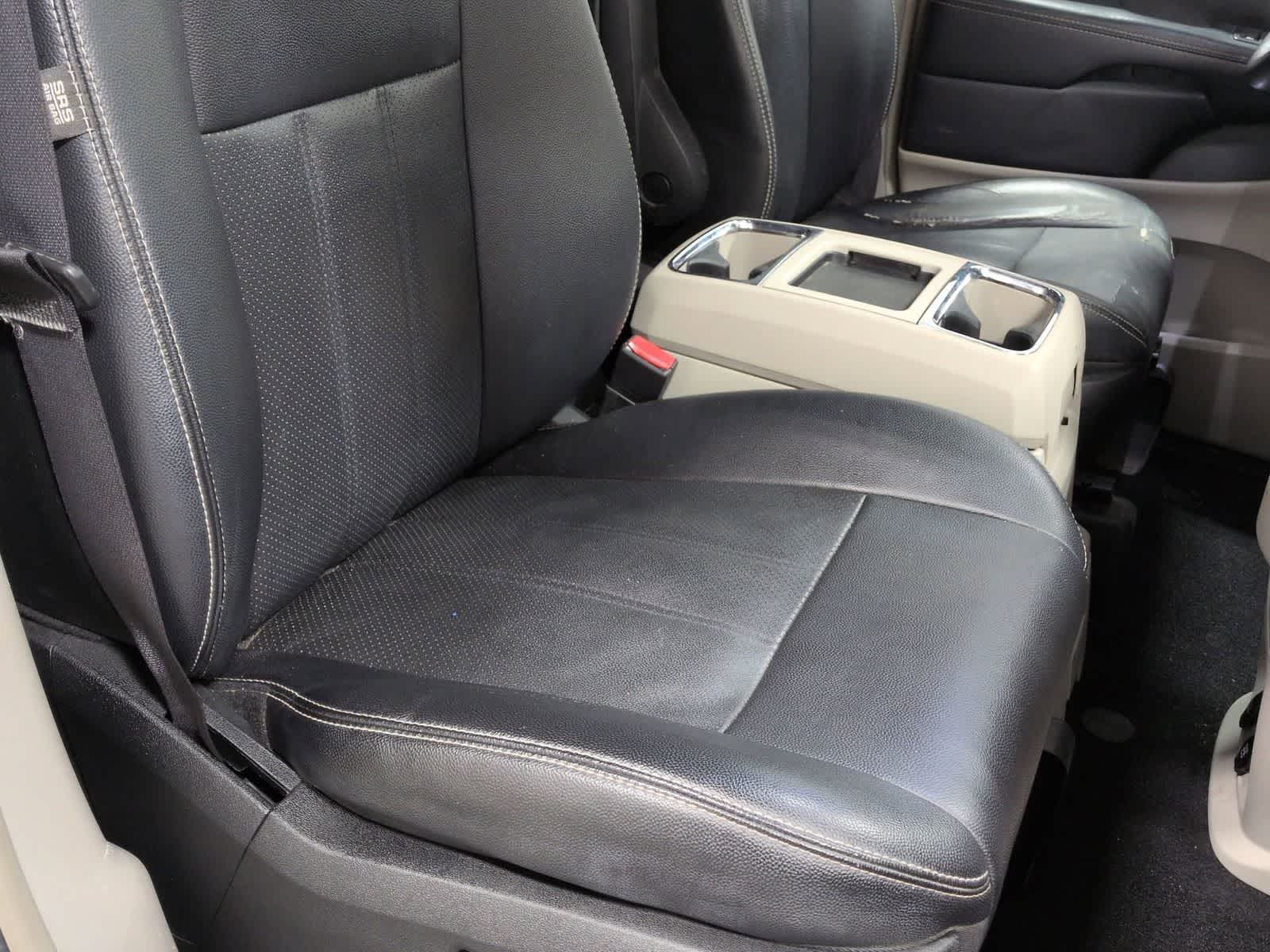 Thumbnail: 2015 Chrysler Town & Country - 22