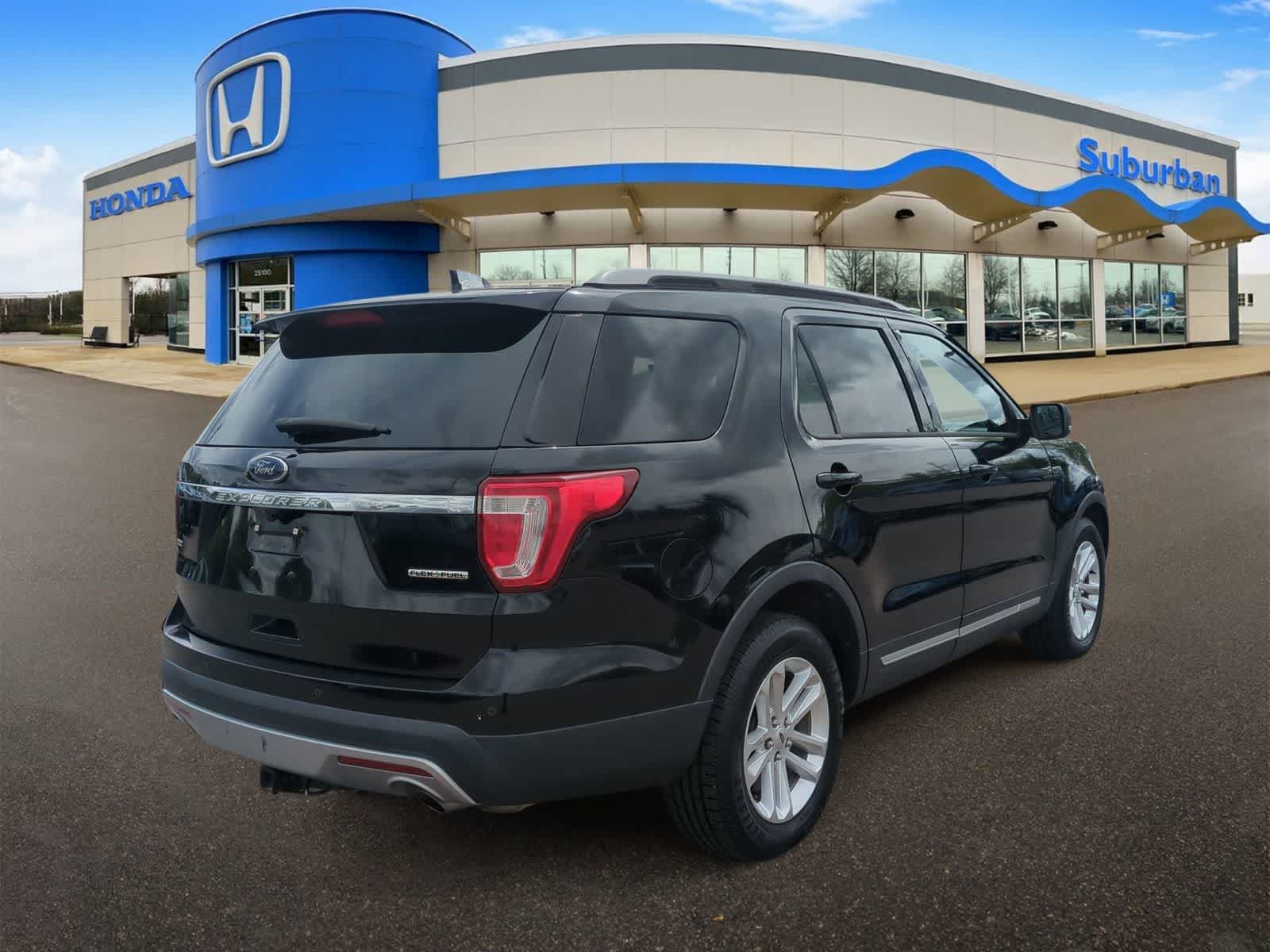 Thumbnail: 2016 Ford Explorer - 8