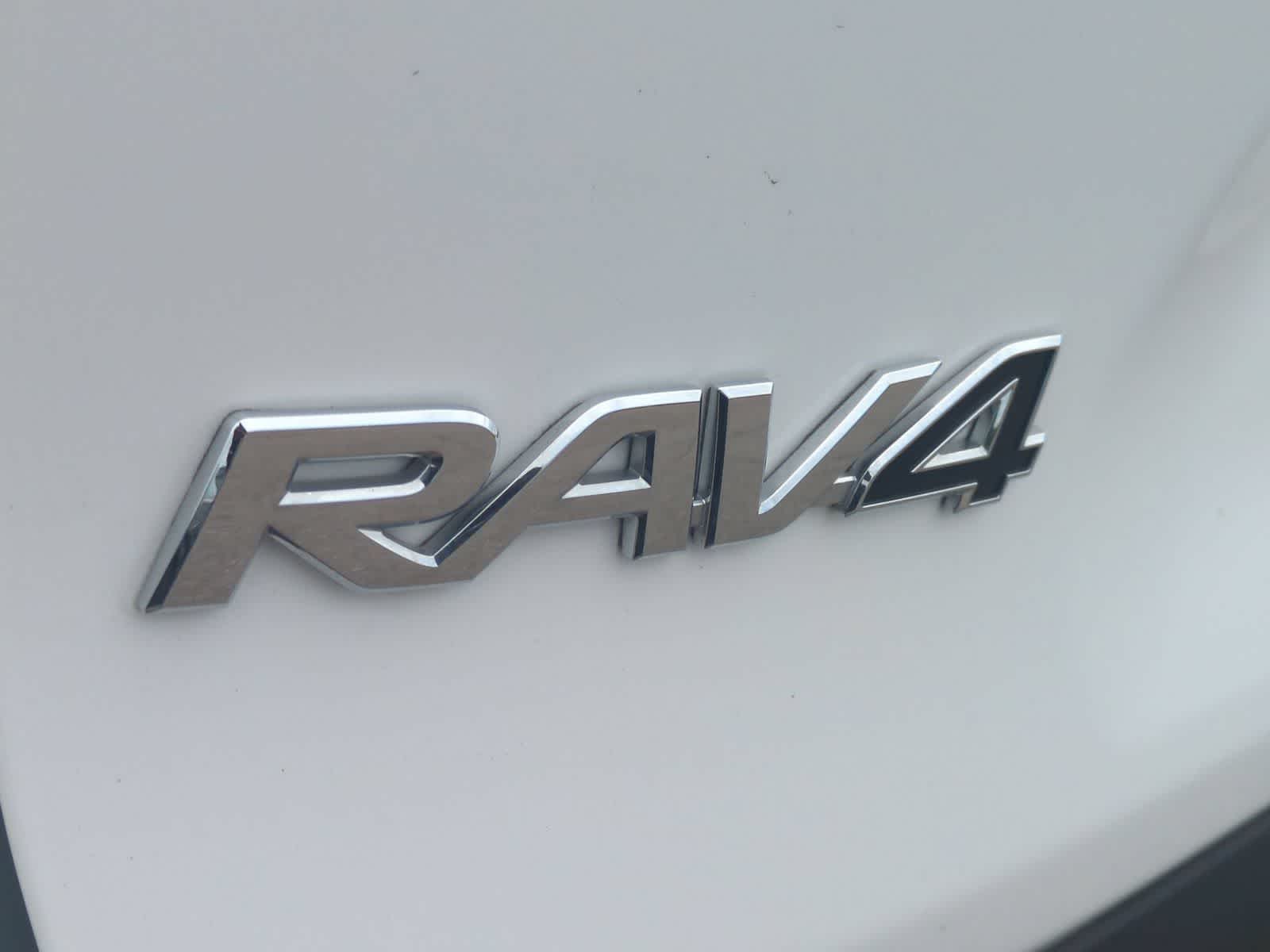 2025 Toyota RAV4 XLE - Photo 13