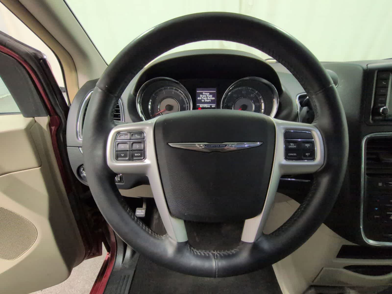 Thumbnail: 2015 Chrysler Town & Country - 23