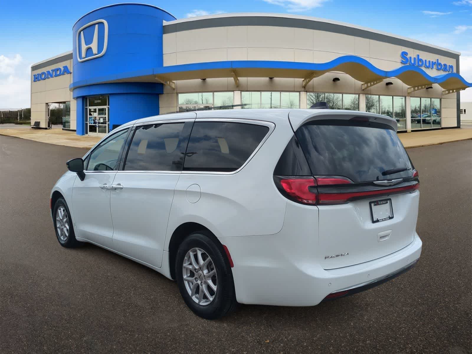 Thumbnail: 2025 Chrysler Pacifica - 6
