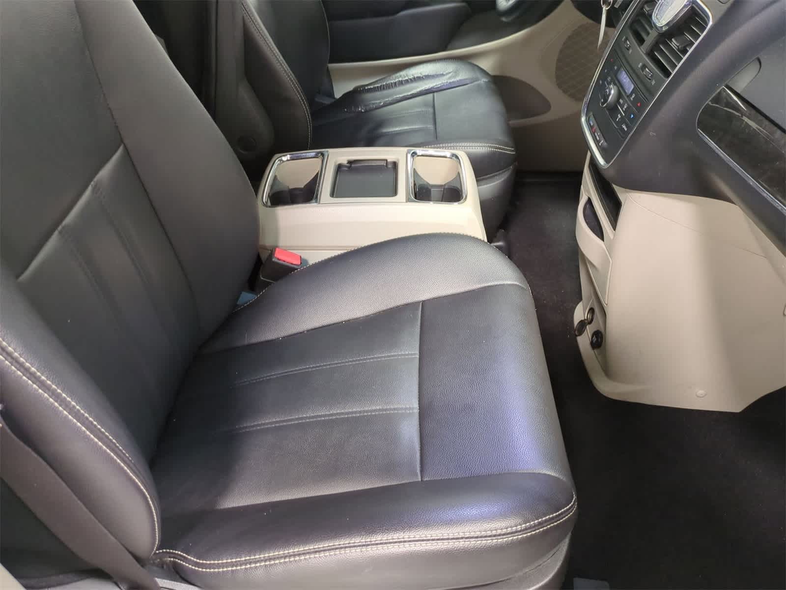 Thumbnail: 2015 Chrysler Town & Country - 21