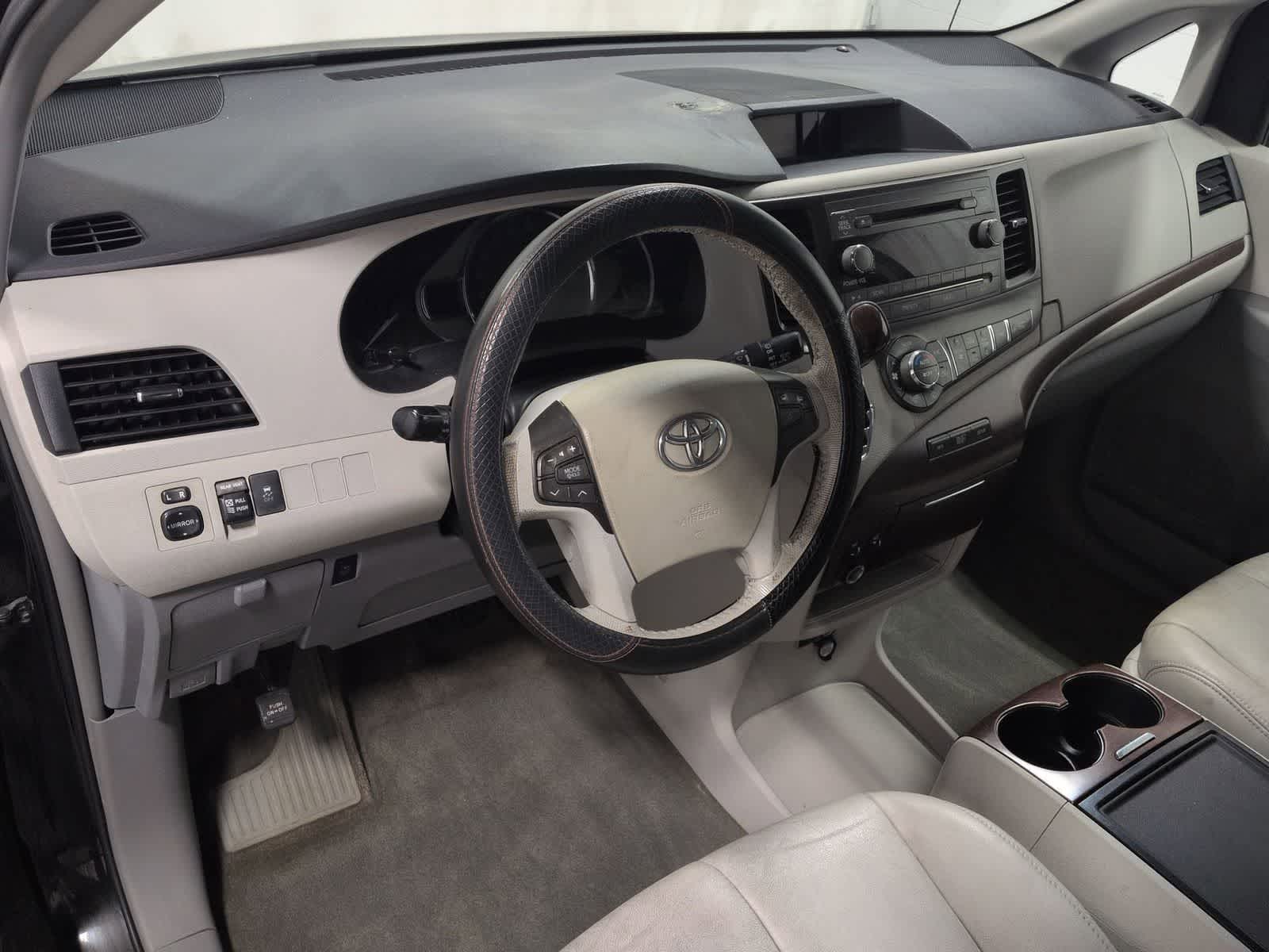 Thumbnail: 2013 Toyota Sienna - 10