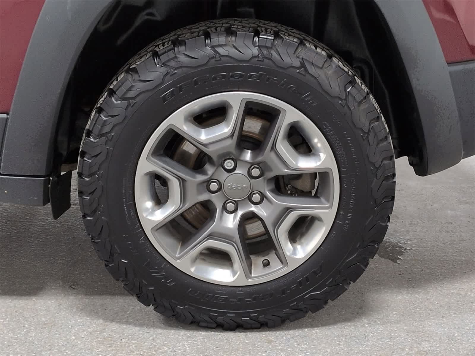 Thumbnail: 2019 Jeep Cherokee - 14