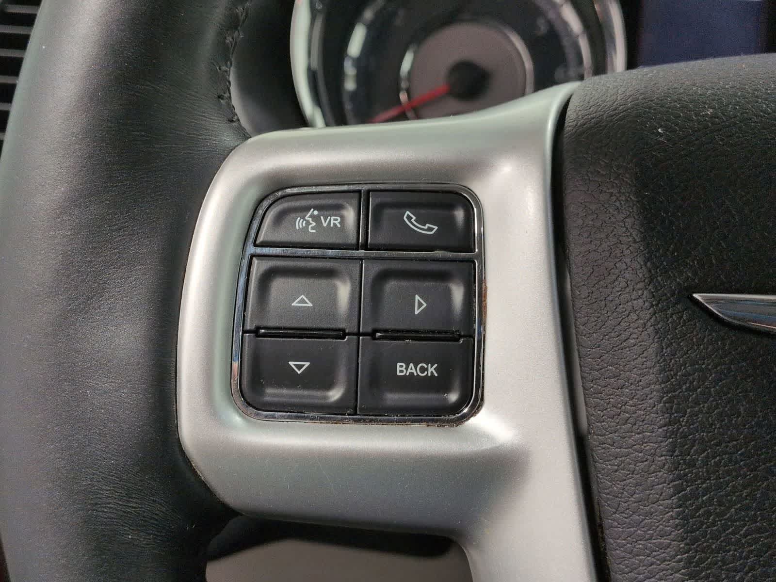 Thumbnail: 2015 Chrysler Town & Country - 24