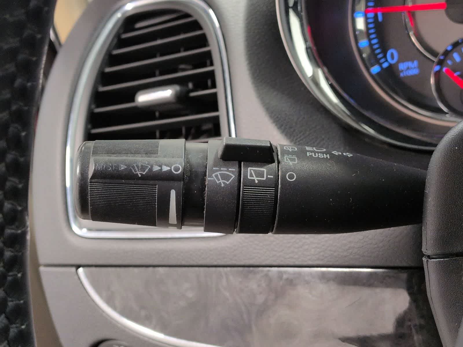 Thumbnail: 2015 Chrysler Town & Country - 26