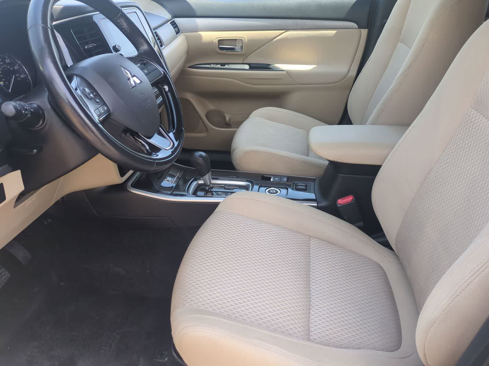 Thumbnail: 2018 Mitsubishi Outlander - 16