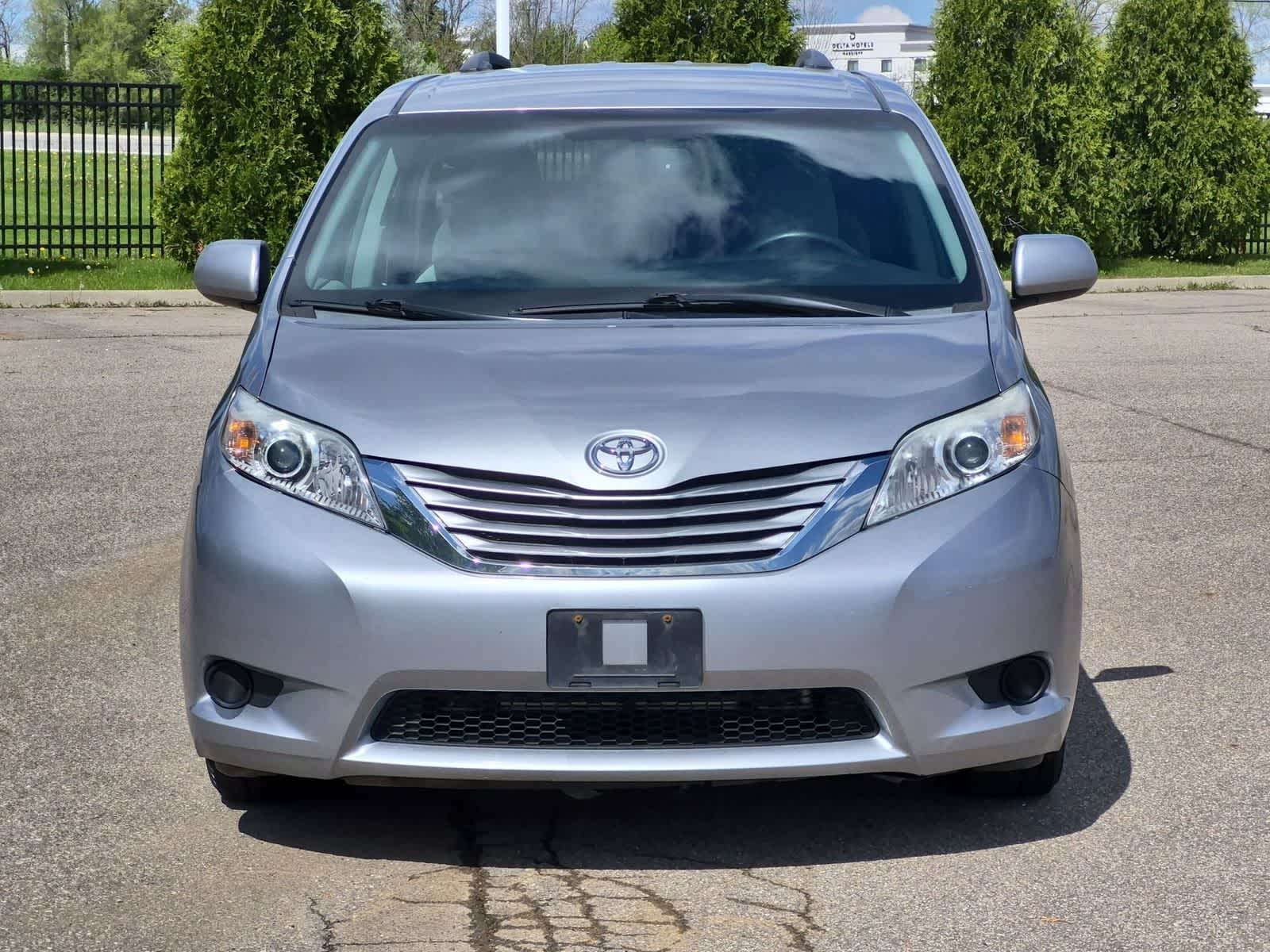 Thumbnail: 2016 Toyota Sienna - 17