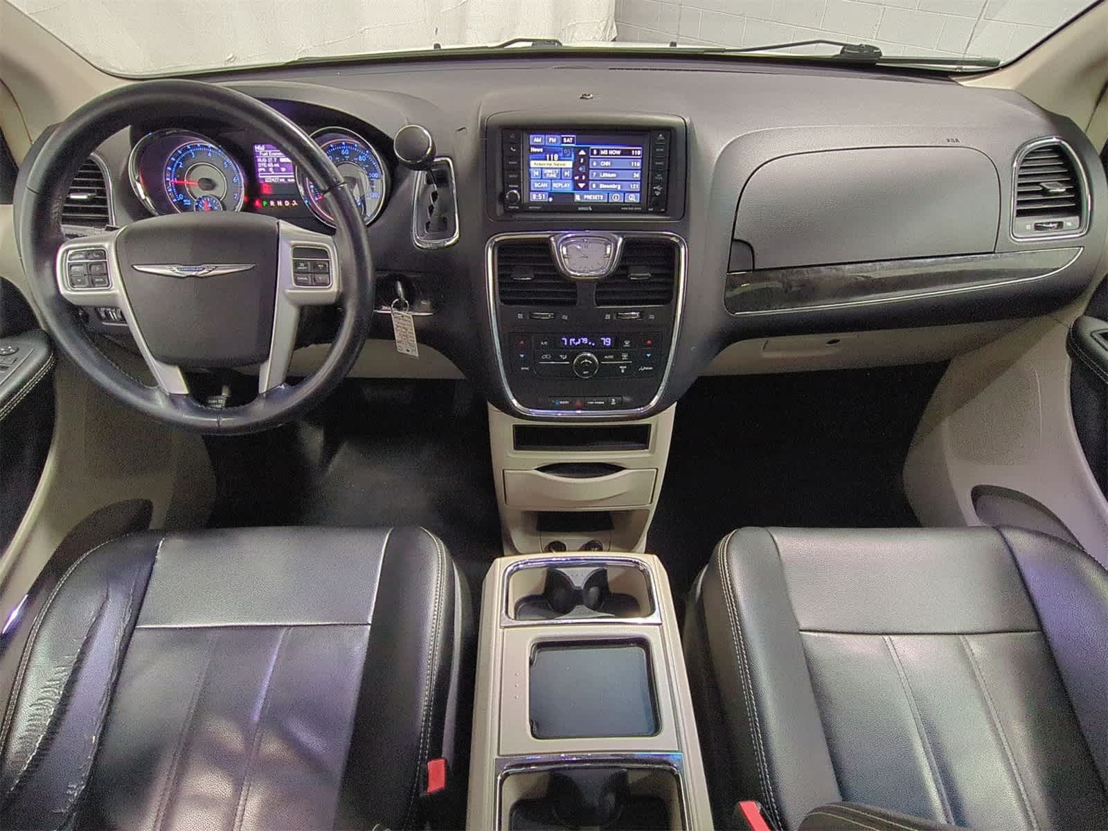 Thumbnail: 2015 Chrysler Town & Country - 15